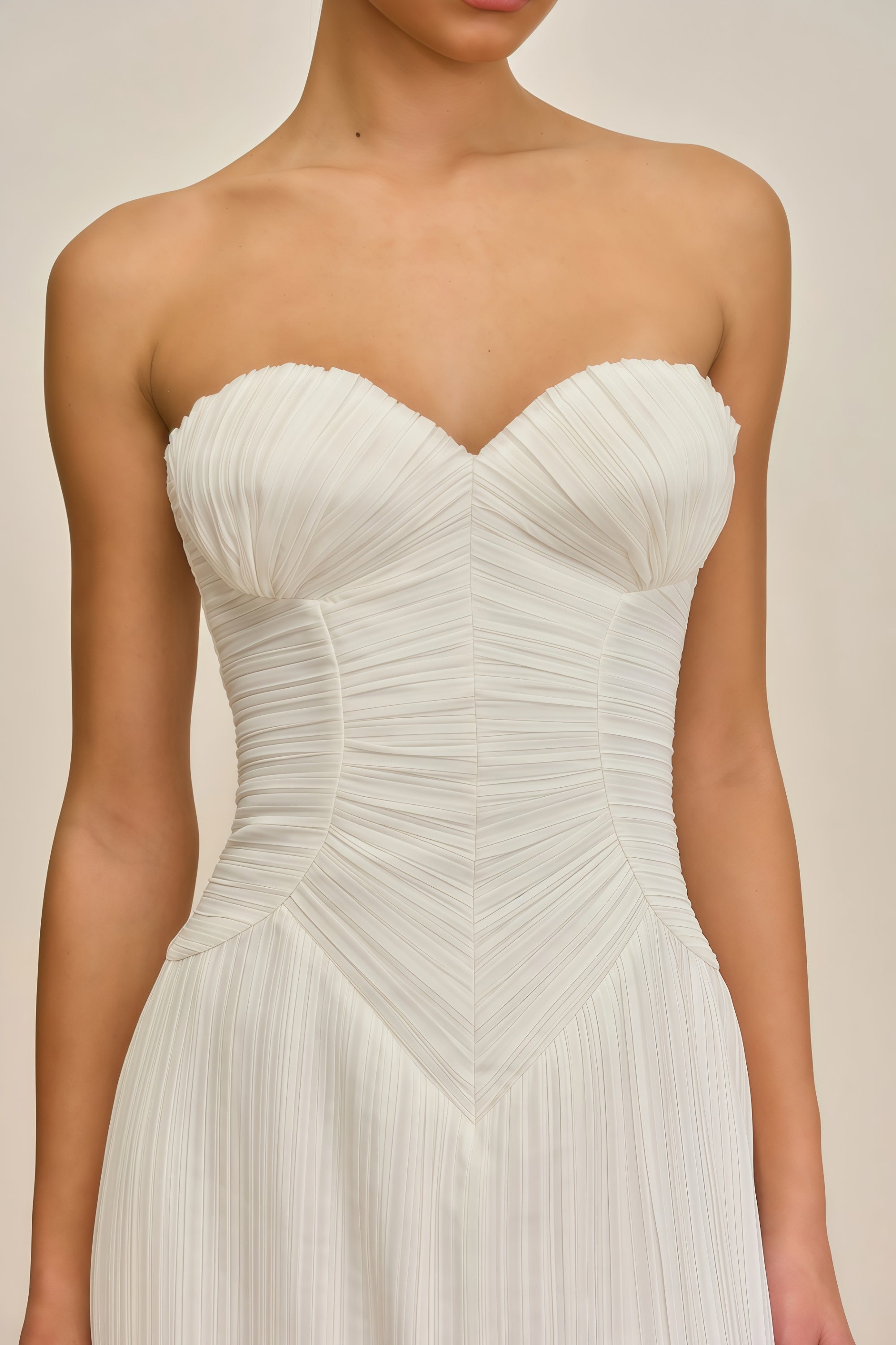 Vestido largo blanco de mujer Ilinca, sin hombros, con drapeado y estilo maxi, ideal para ocasiones elegantes.