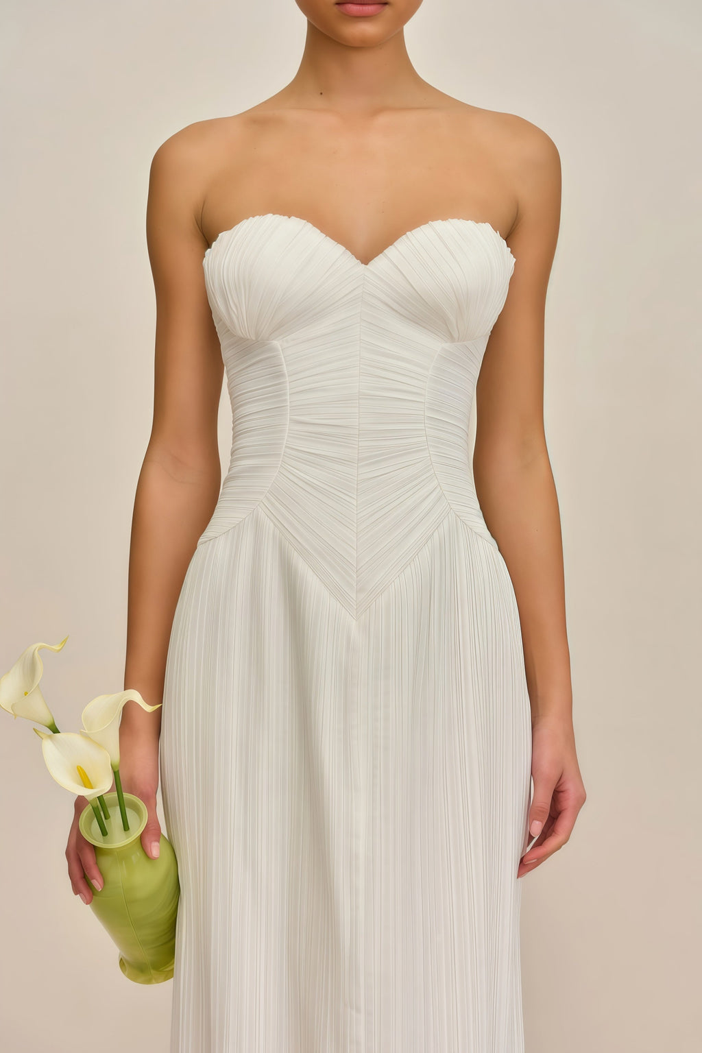 Vestido maxi blanco de tirantes con escote pronunciado y detalles fruncidos, de la marca Final Sale.