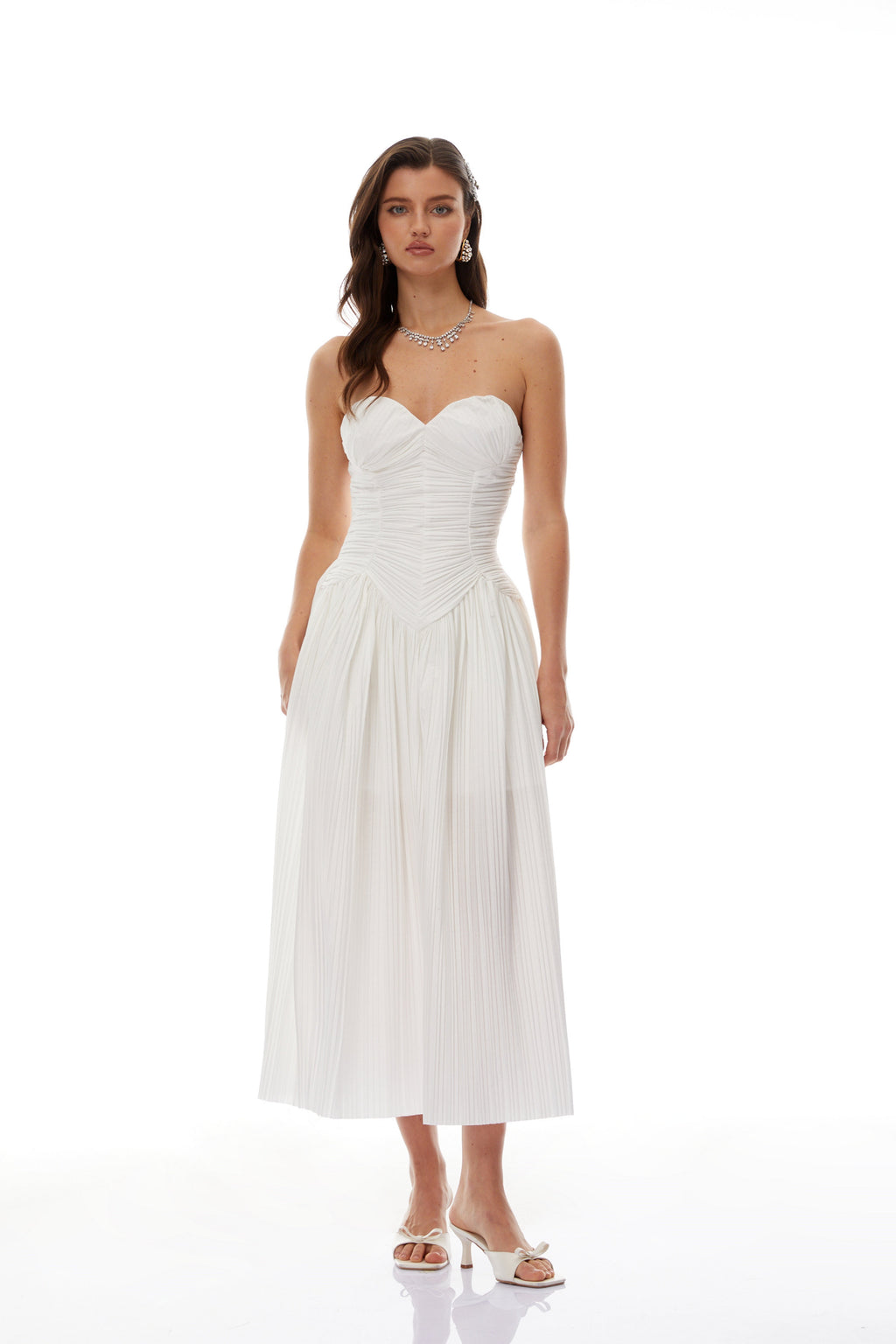 Vestido maxi blanco de hombros descubiertos y fruncido de la marca Final Sale, con diseño elegante y cómodo.