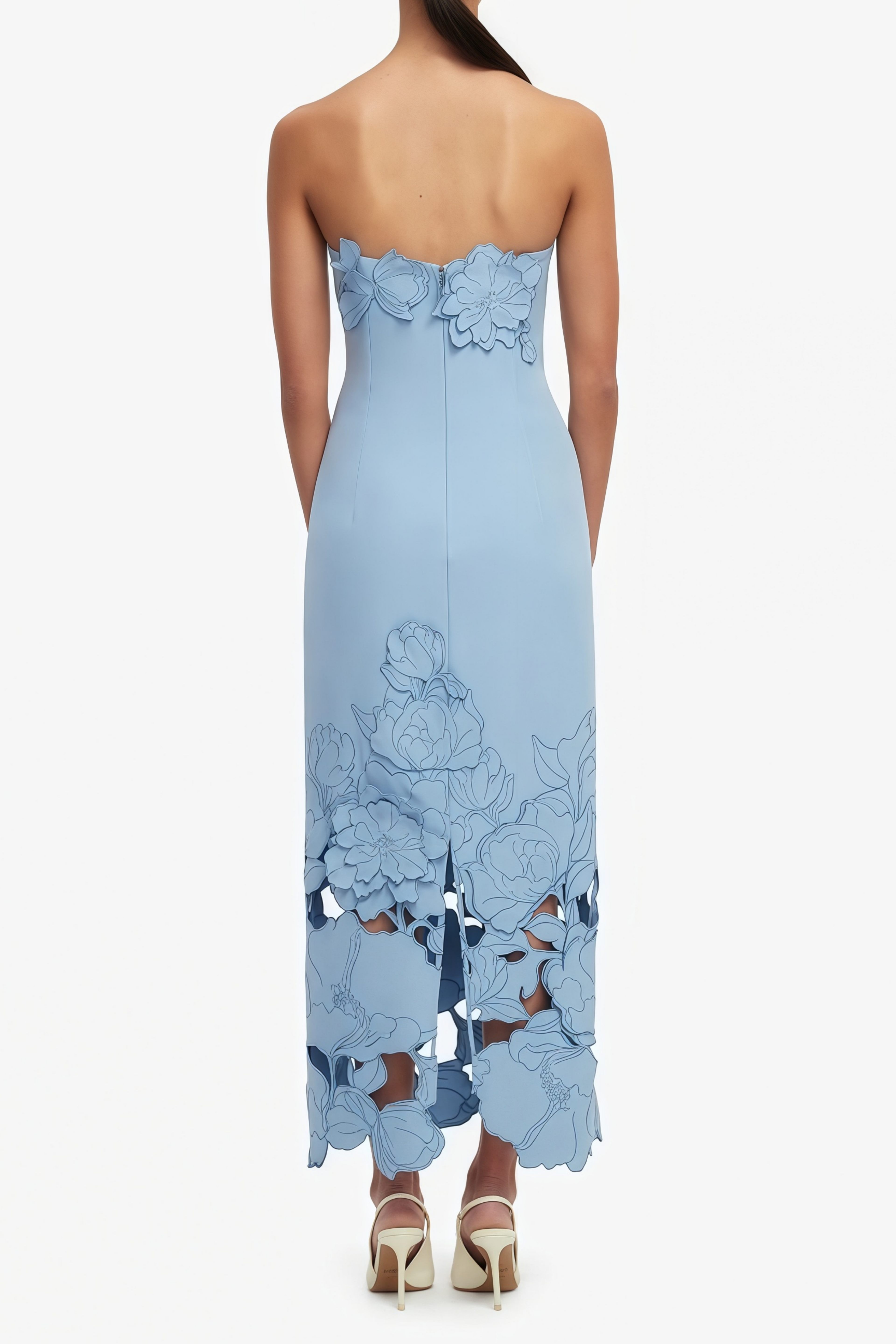 Vestido largo sin tirantes azul Inga con bordado floral y diseño maxi para ocasiones especiales.