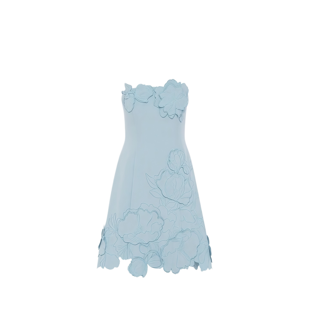 Vestido mini sin tirantes azul con bordado floral de MRNewyork, muestra detalles del diseño y la textura de la tela.