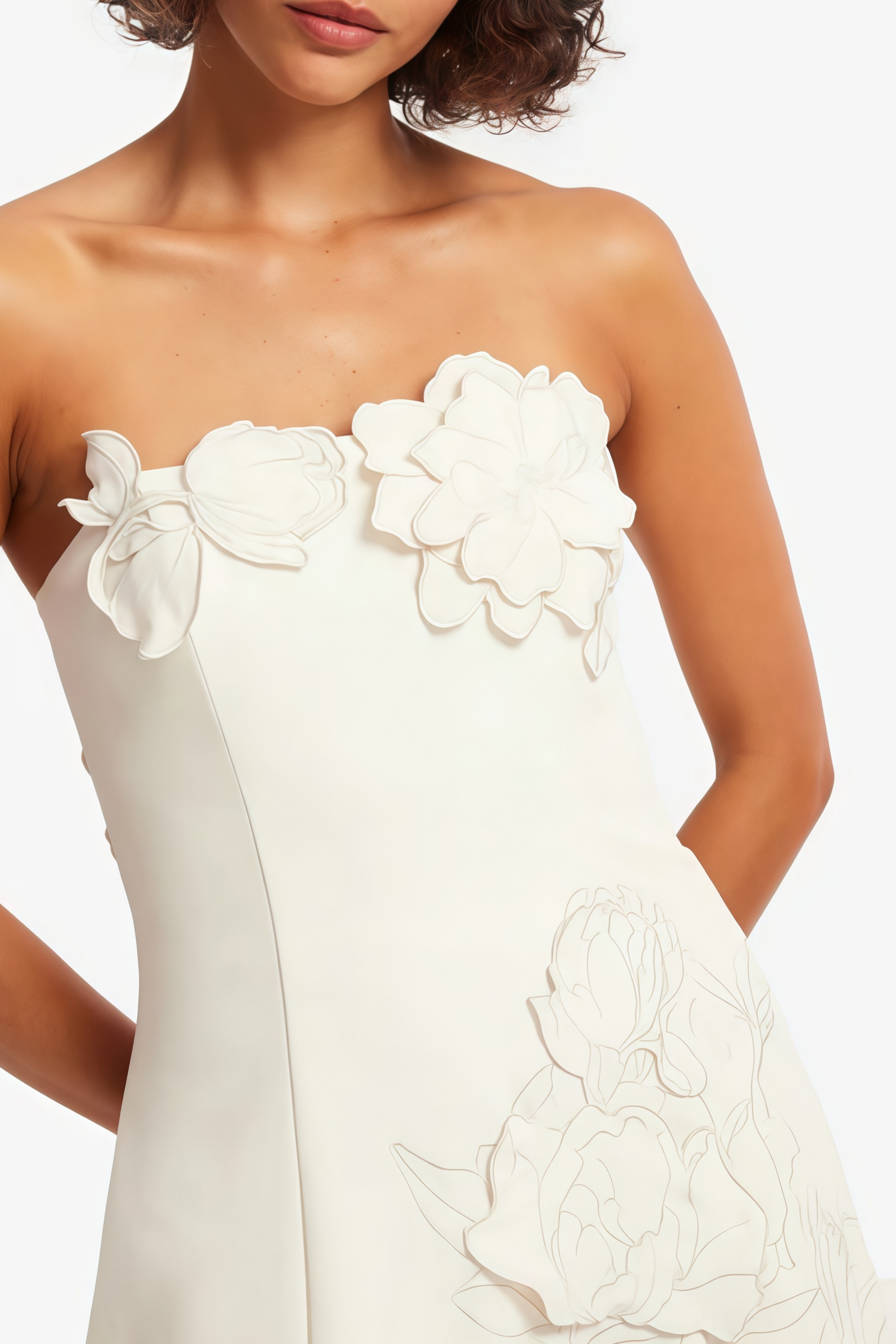 Vestido mini sin tirantes de color blanco con bordado floral de la marca MRNewyork, diseñado para ocasiones elegantes.
