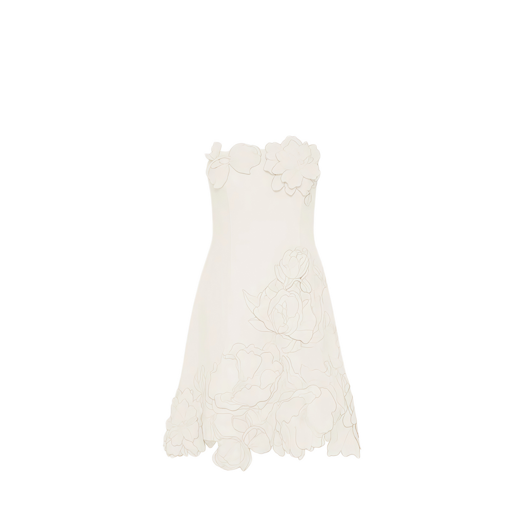 Vestido mini sin tirantes de color blanco con bordado floral y detalles en relieve, de la marca MRNewyork, en color crema.