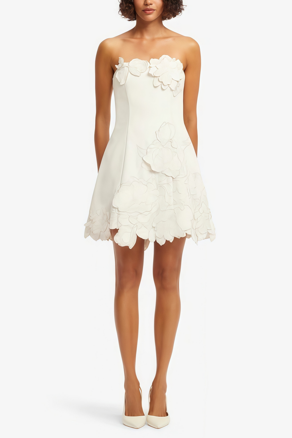 Vestido mini sin tirantes de color blanco con bordado floral de la marca MRNewyork, diseñado para ocasiones elegantes.