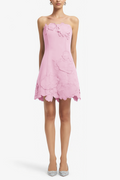 Vestido mini sin tirantes en rosa con bordado floral, de la marca MRNewyork, mostrando detalles de costura y diseño elegante.