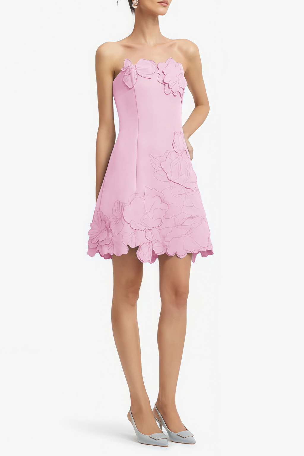 Vestido mini sin tirantes rosa con bordado floral de MRNewyork, estilo elegante y femenino, muestra detalles del diseño y la textura.