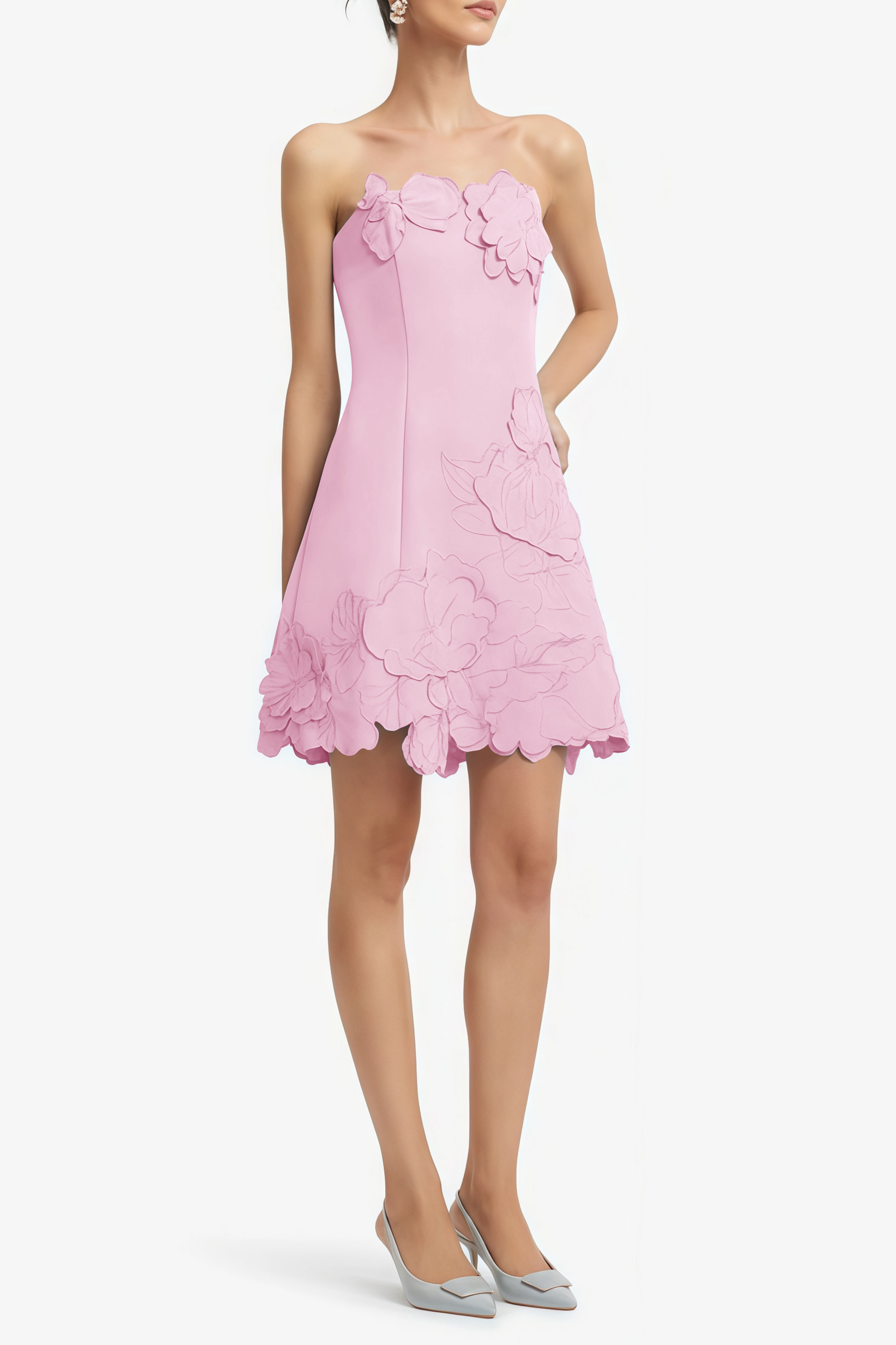 Vestido mini sin tirantes rosa con bordado floral de MRNewyork, estilo elegante y femenino, muestra detalles del diseño y la textura.