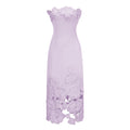 Vestido maxi sin tirantes de novia en color púrpura con bordados florales y detalles bordados en la parte superior.