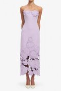 Vestido largo strapless morado Inga de MRNewyork con bordados florales y diseño sin mangas, con detalles elegantes y florales.
