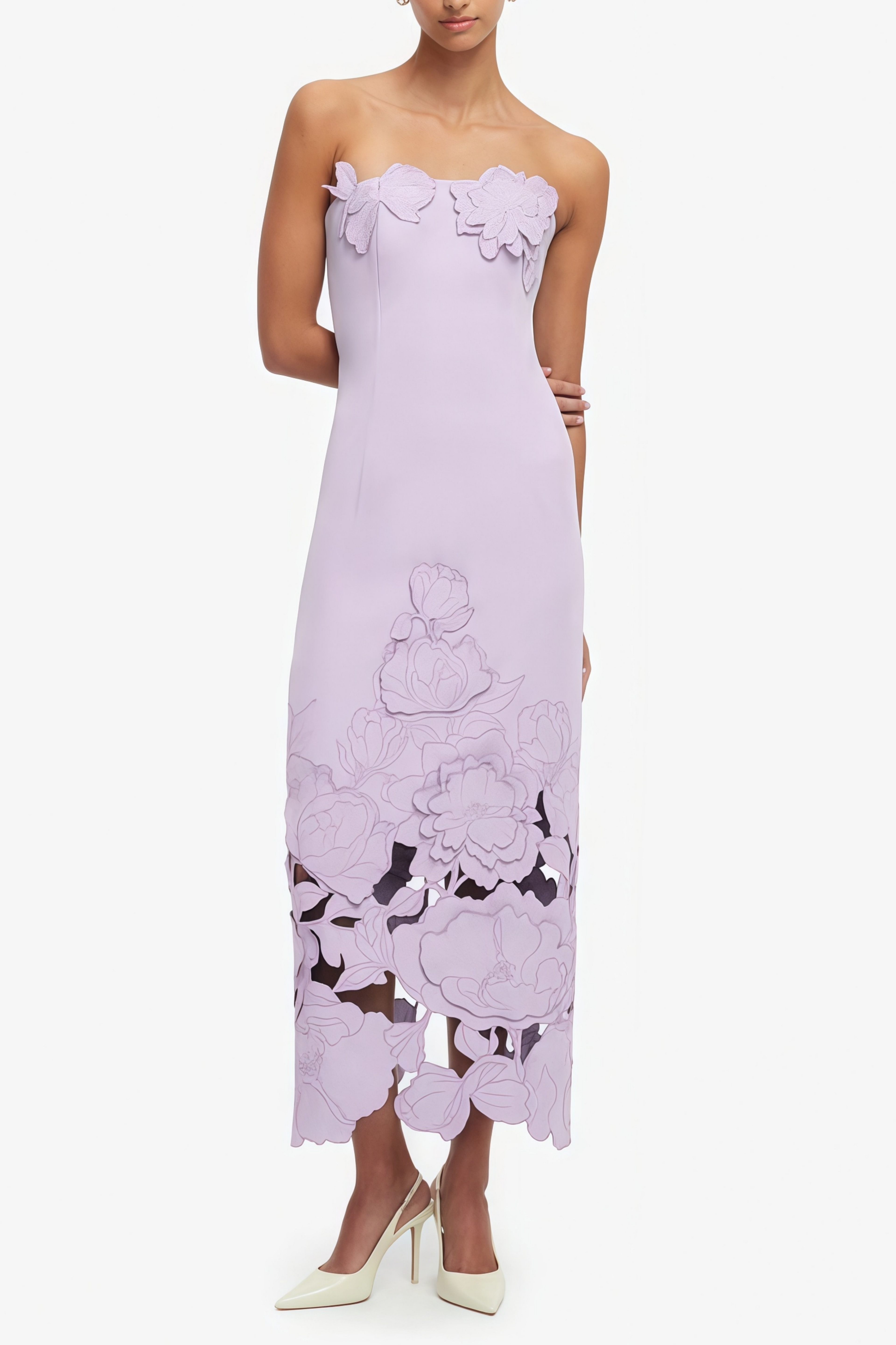 Vestido maxi sin tirantes Inga en color púrpura con bordado floral de la marca MRNewyork, con detalles en la parte superior y falda larga.