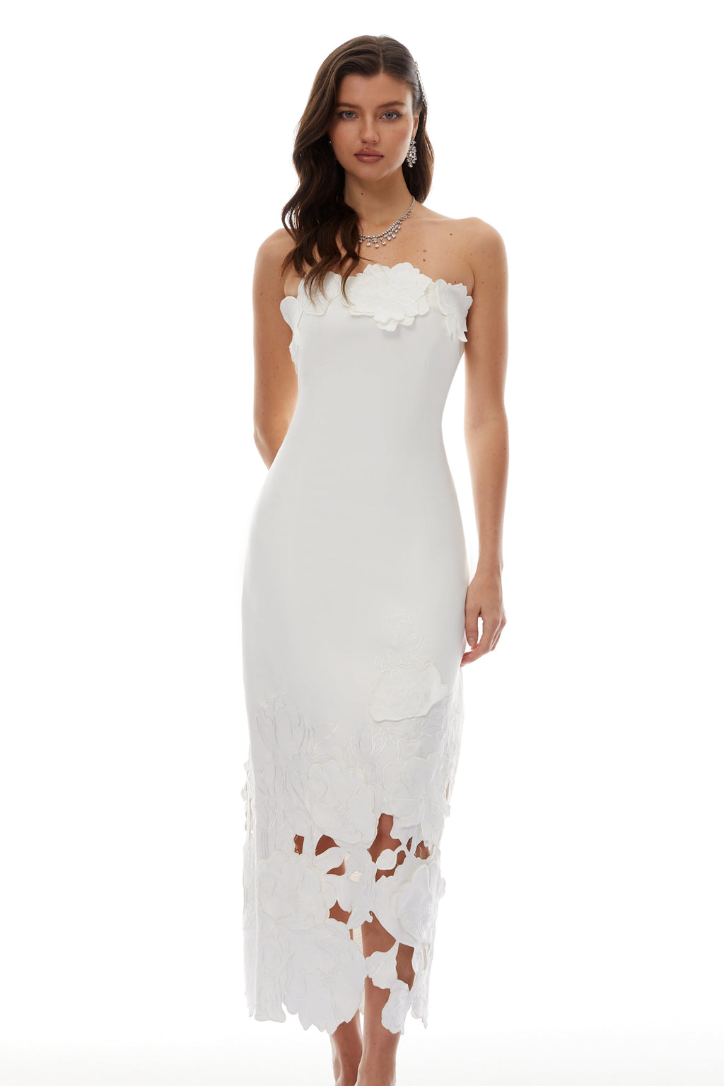Vestido maxi blanco sin tirantes de novia con bordado floral, elegante y largo, de la marca Bridal.