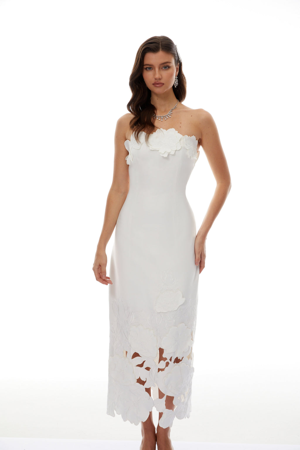 Vestido largo blanco sin tirantes de novia con bordados florales y detalles bordados, estilo maxi y elegante.