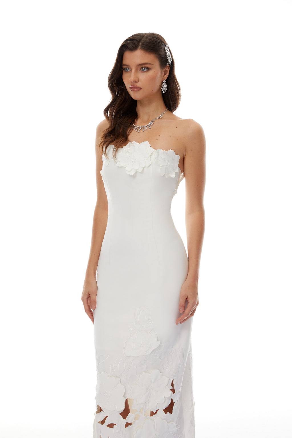 Vestido maxi blanco sin tirantes con bordado floral de la marca Bridal, con estilo elegante y detalles delicados.