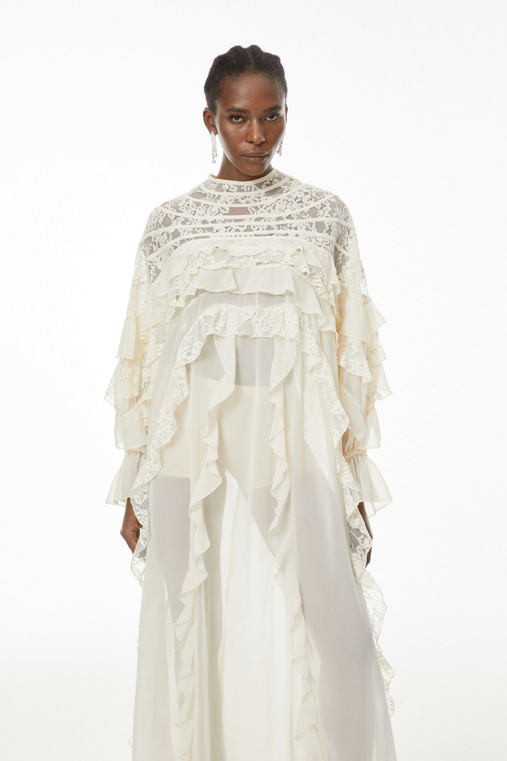 Vestido largo de encaje en tono neutro con fruncido, estilo maxi, de la marca MRMelbourne, para ocasiones elegantes y sofisticadas.