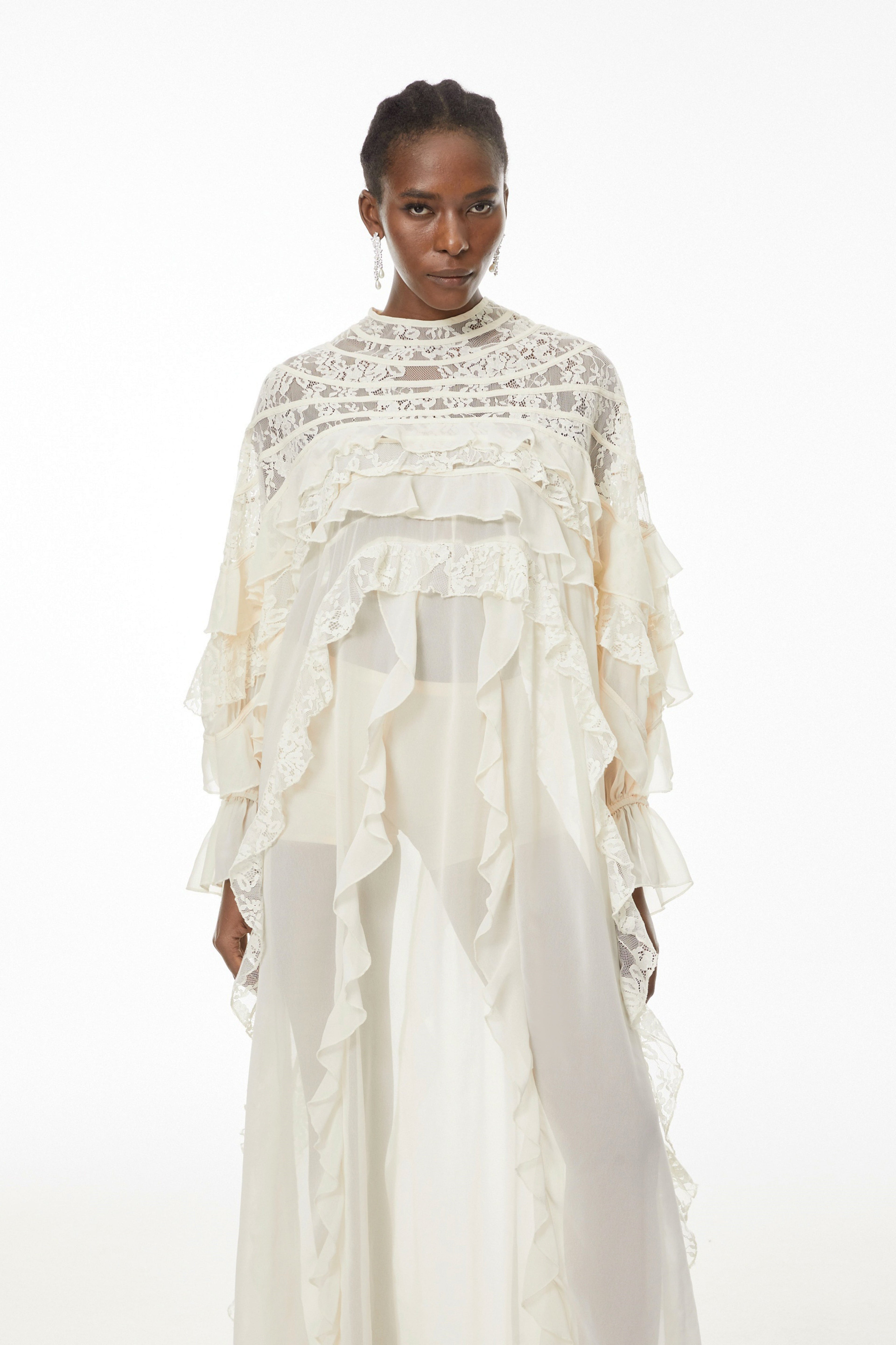 Vestido largo de encaje en tono neutro con fruncido, estilo maxi, de la marca MRMelbourne, para ocasiones elegantes y sofisticadas.