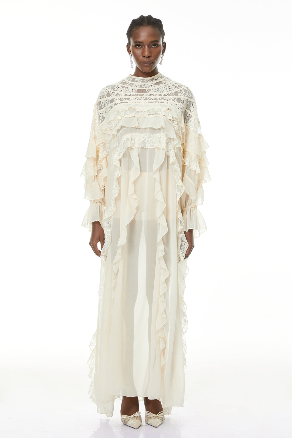 Vestido largo Ivana Neutrals de encaje con frunces de MRMelbourne, elegante y cómodo para ocasiones especiales.