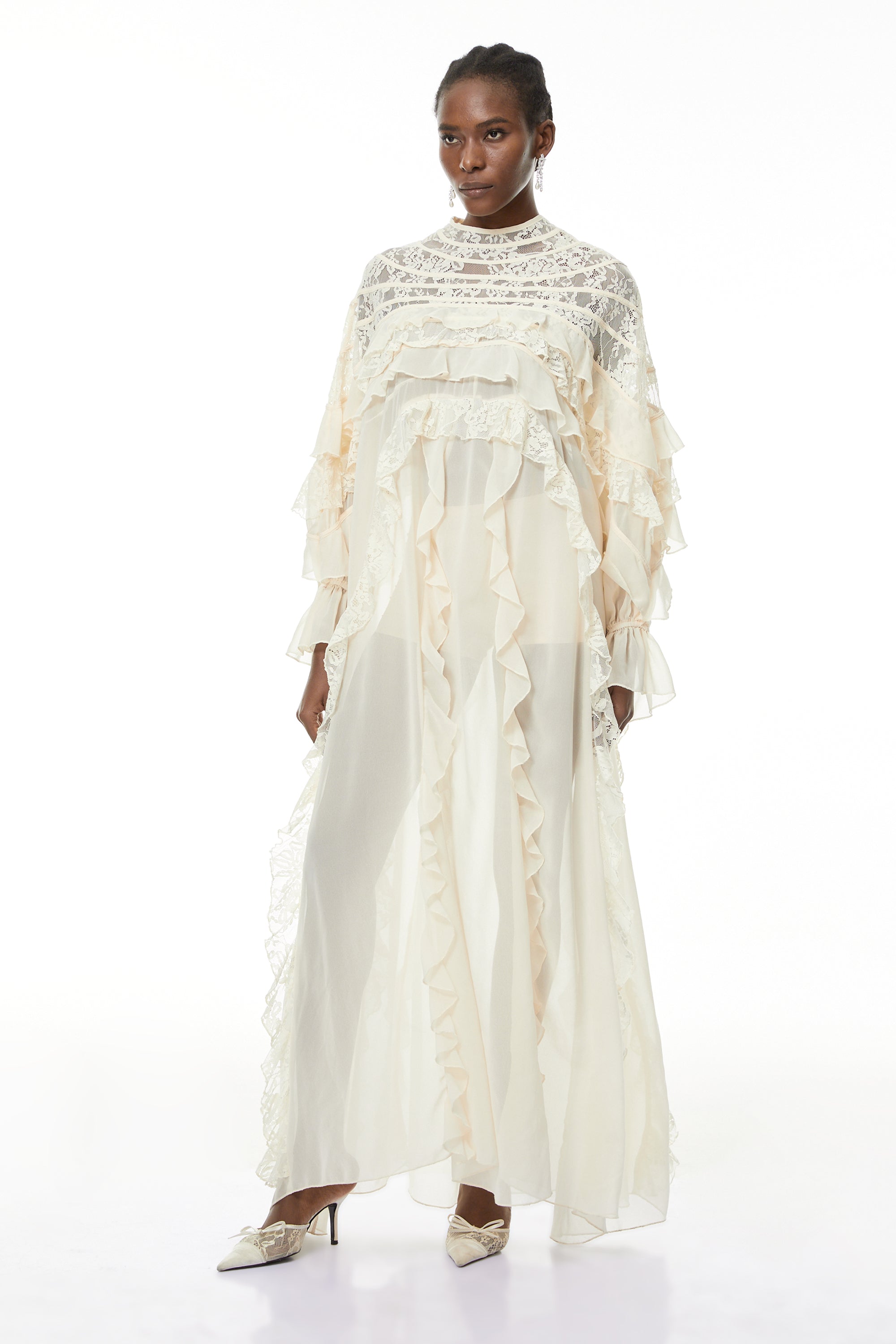 Vestido largo de encaje en tonos neutros de MRMelbourne, diseño ajustado y ruched, ideal para ocasiones elegantes.
