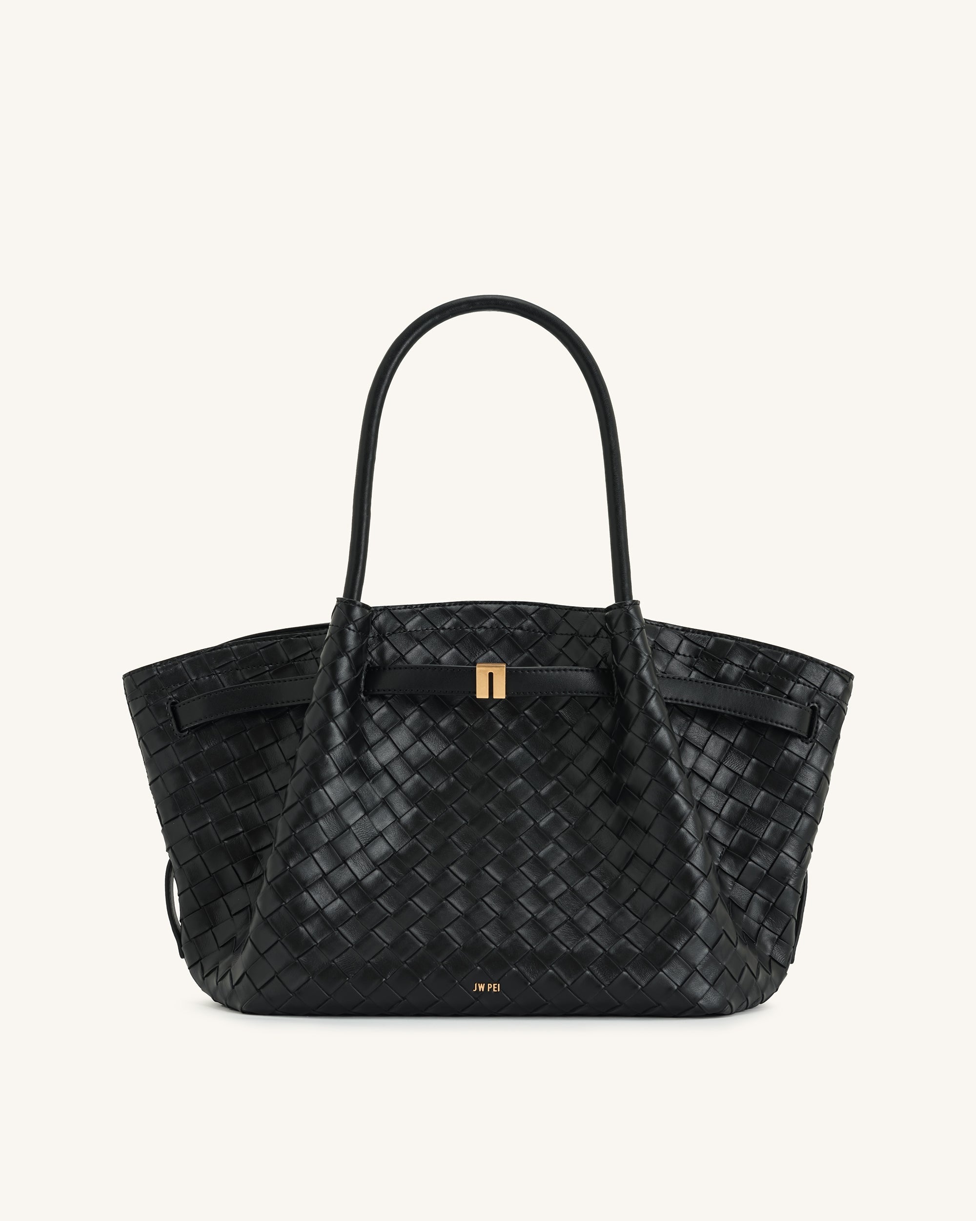 Bolso tote de textura de malla mediana Hana de JW PEI en color negro, con diseño moderno y asa resistente.