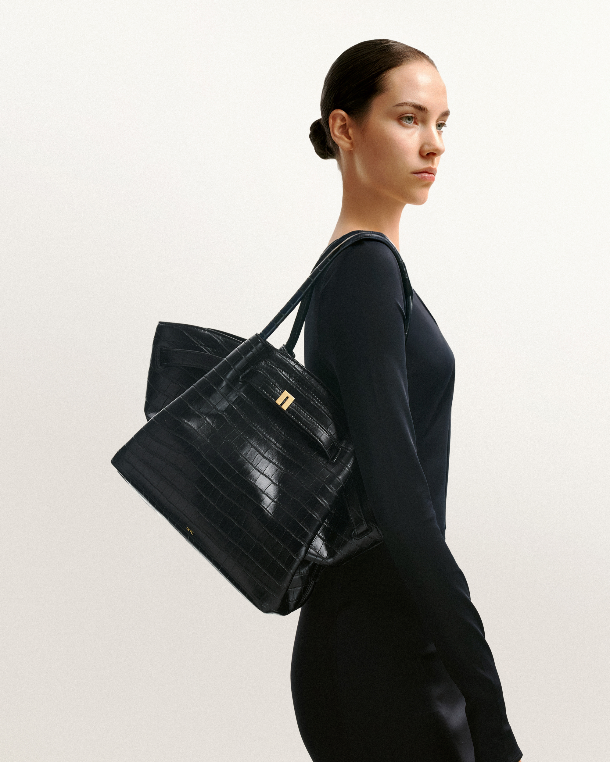 Bolso tote mediano JW PEI Hana JH306B04 con asa larga y diseño elegante en color neutro, visible en la imagen.