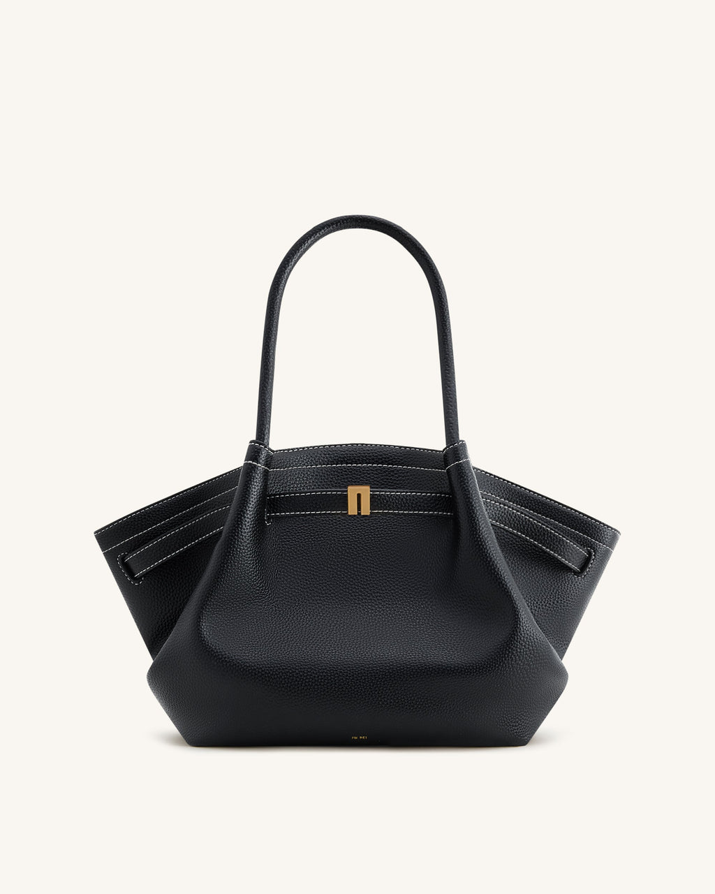 Bolso tote mediano Hana de JW PEI en color negro, vista frontal que muestra su diseño elegante y amplio espacio interior.
