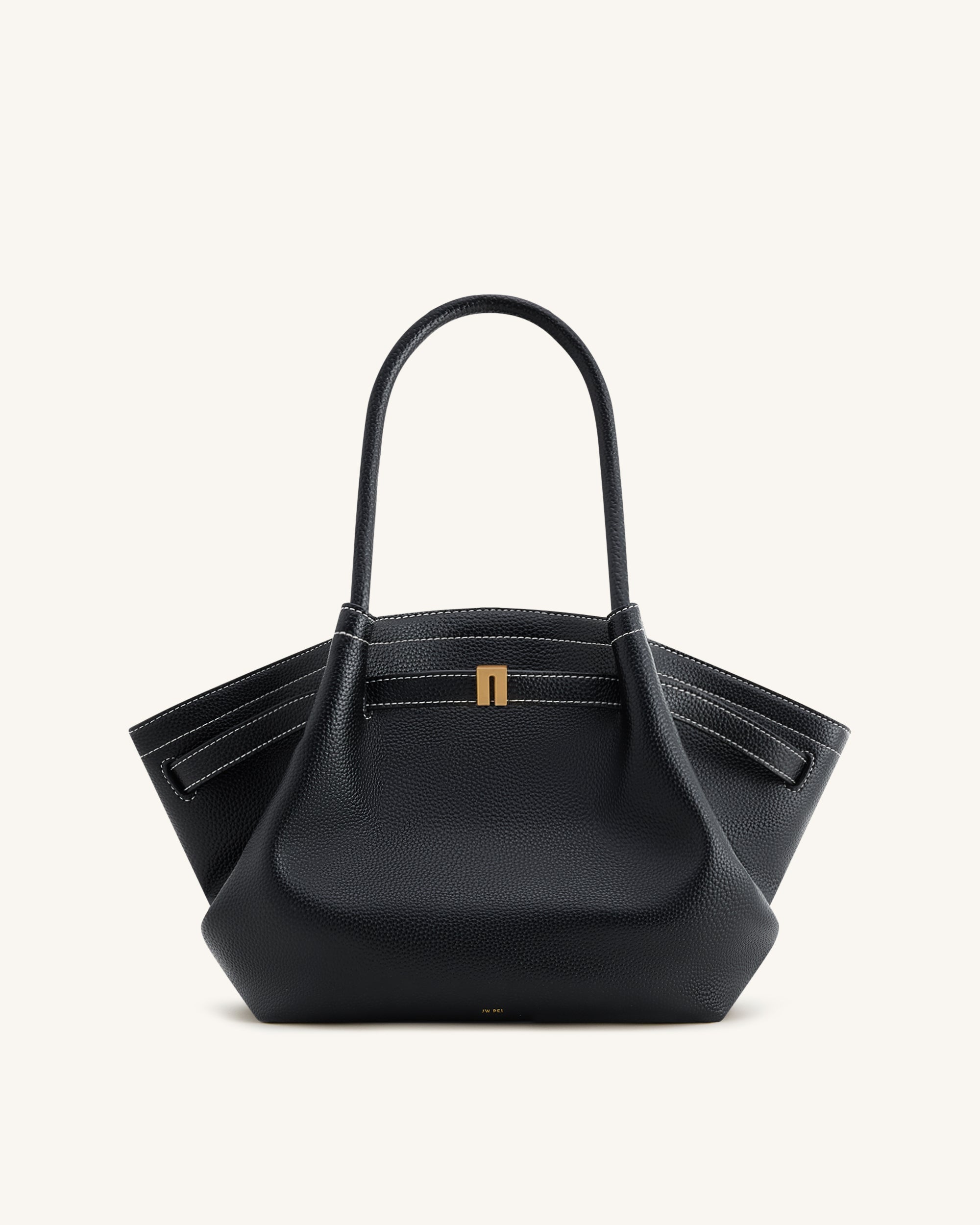 Bolso tote mediano Hana de JW PEI en color negro, vista frontal que muestra su diseño elegante y amplio espacio interior.