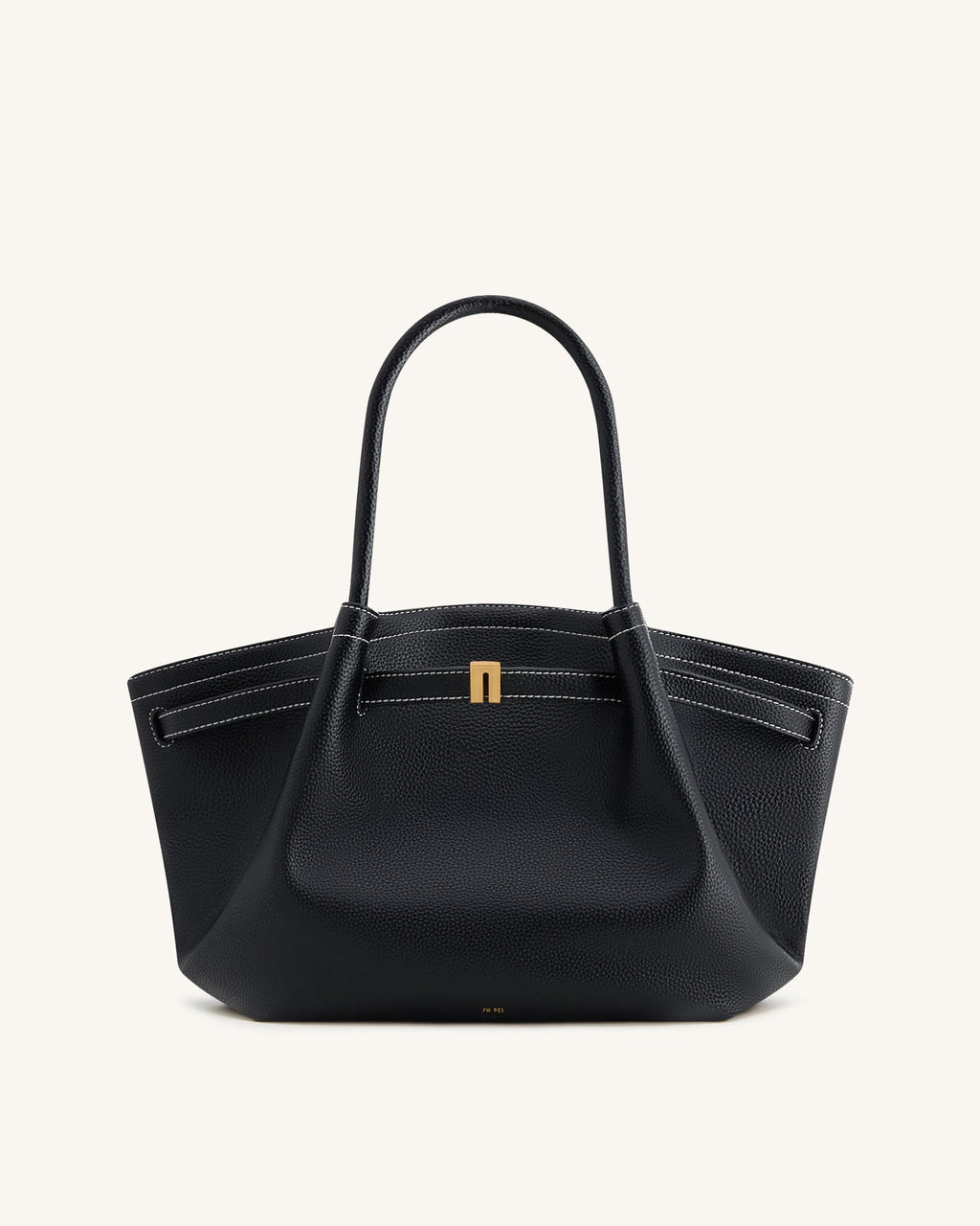 Bolso tote mediano Hana de JW PEI en color negro, vista frontal mostrando diseño elegante y asas robustas.