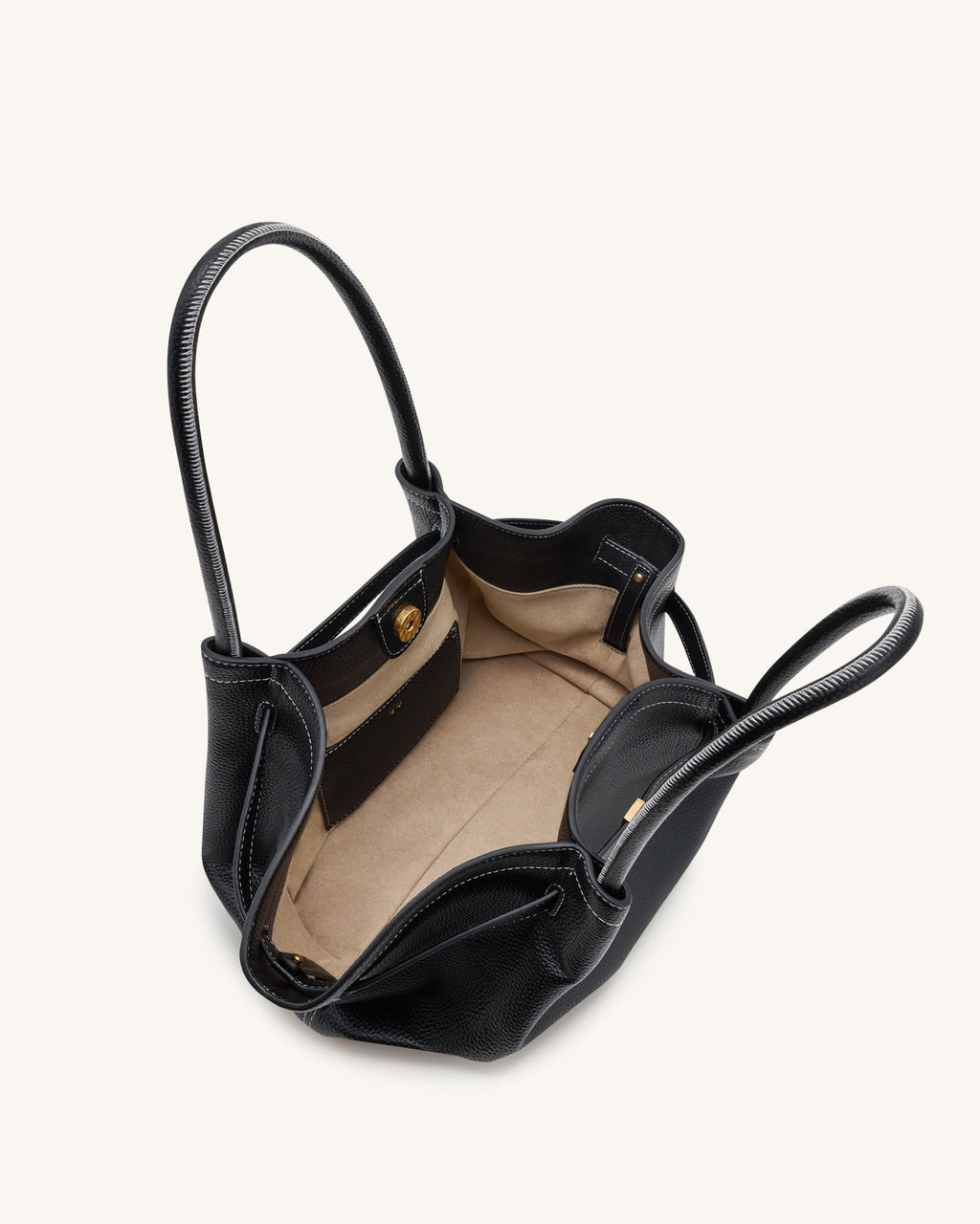 Interior de la bolsa tote mediana Hana de JW PEI en color negro, con compartimentos y detalles en cuero sintético.