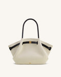 Bolso tote mediano Hana de JW PEI en lona negra, vista frontal mostrando asas y diseño elegante.