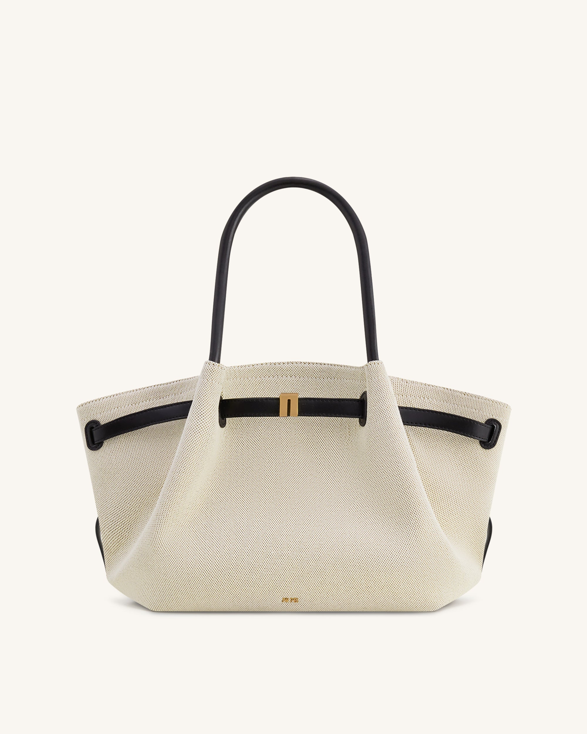Bolso tote mediano Hana JW PEI en lona negra, vista frontal que muestra diseño amplio y asa resistente.