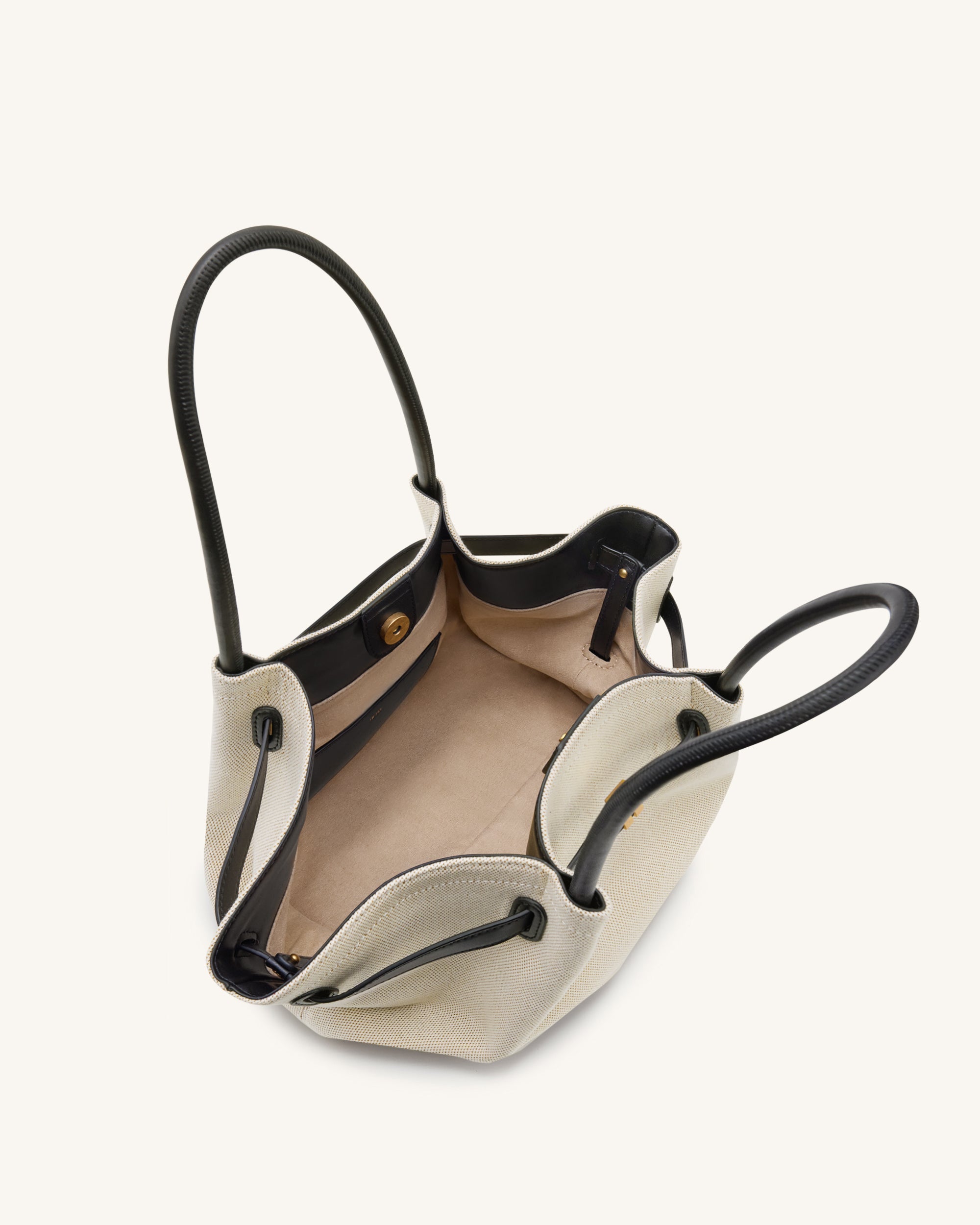 Bolso tote mediano Hana de JW PEI en lona negra, vista interior con compartimentos y detalles del diseño.