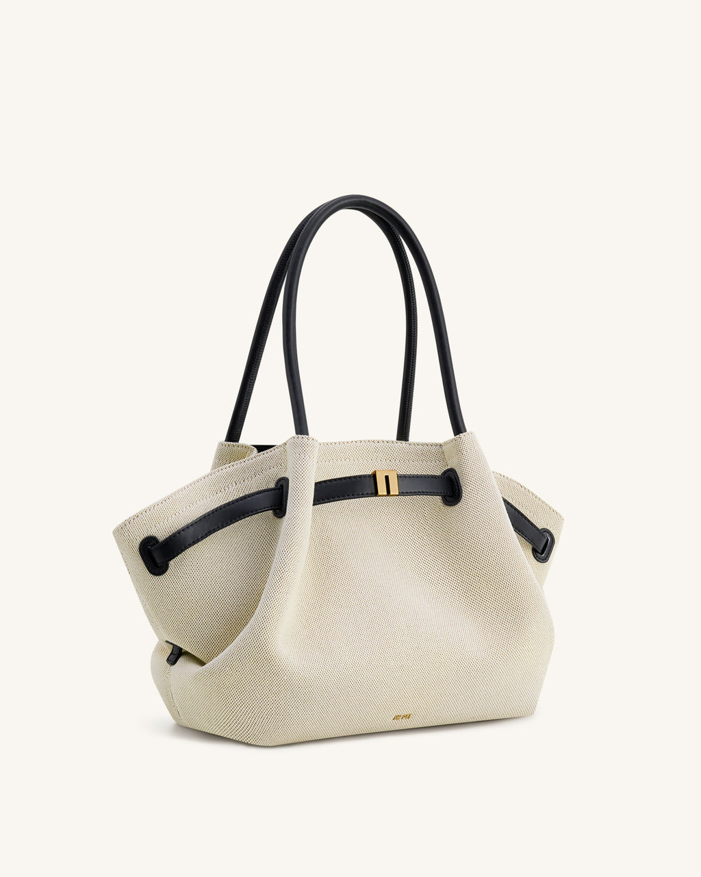 Bolso tote mediano Hana de JW PEI en lona negra, vista lateral mostrando el diseño espacioso y estilo moderno.