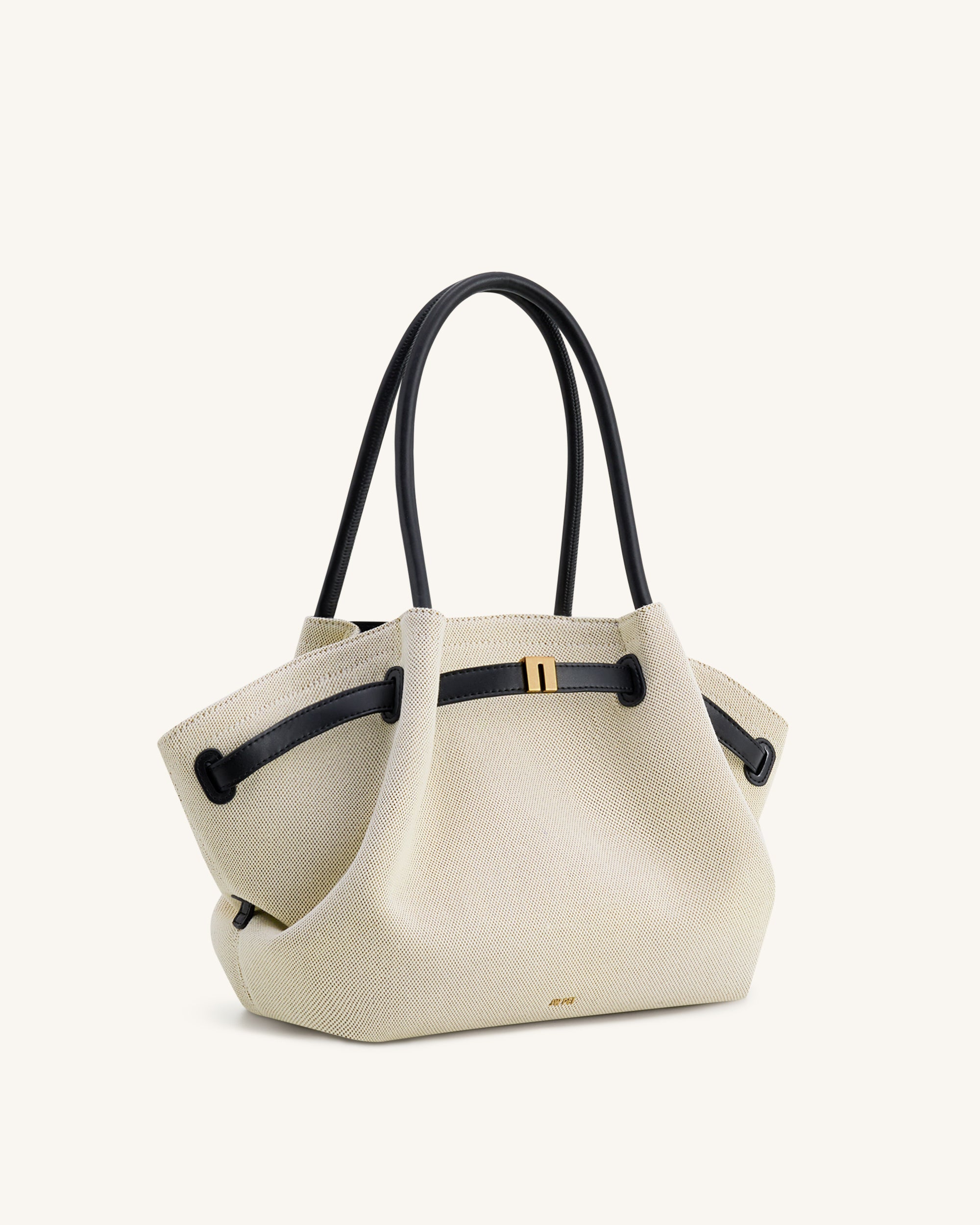 Bolso tote mediano Hana de JW PEI en lona negra, vista lateral mostrando el diseño espacioso y estilo moderno.
