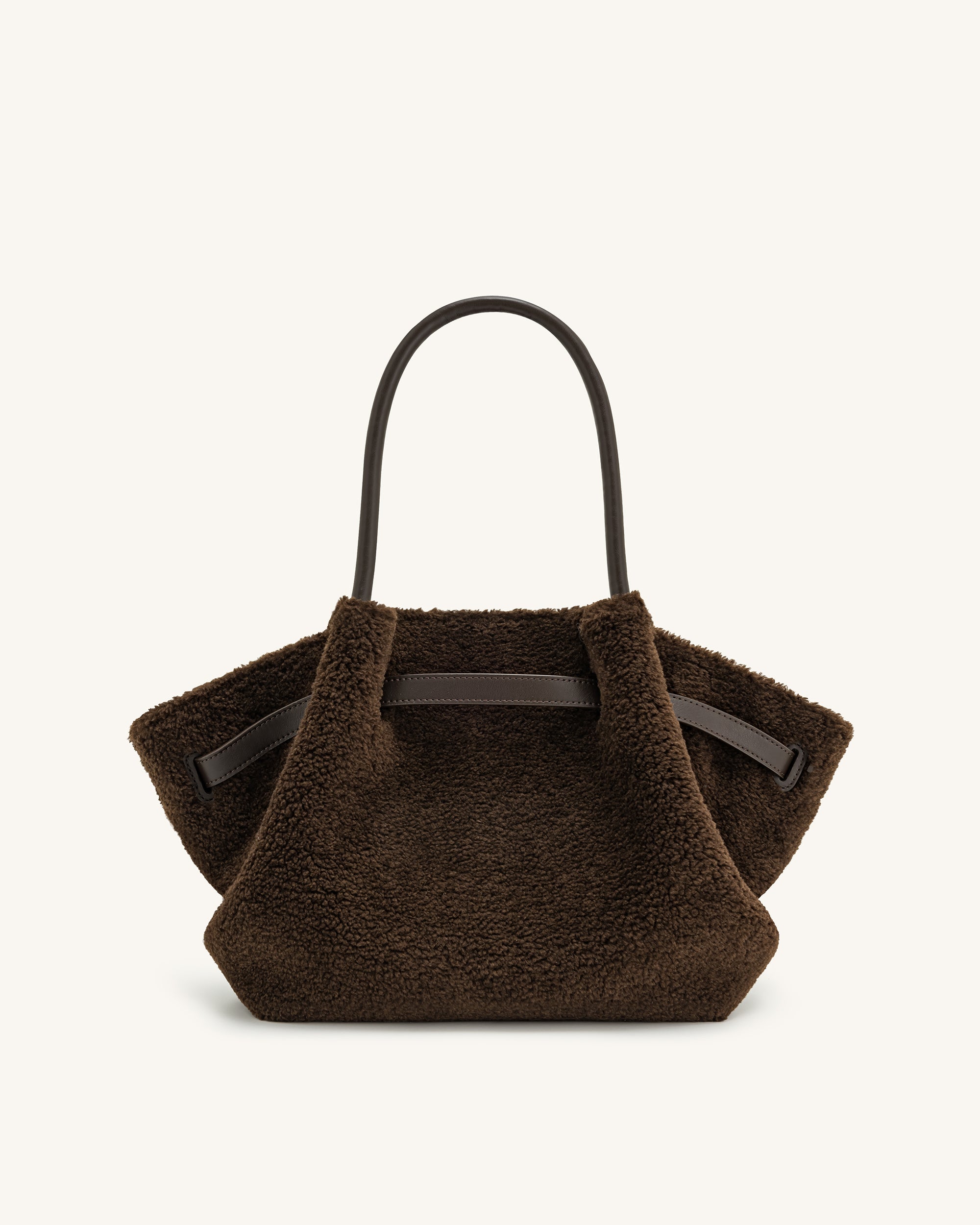 Imagen de la bolsa tote Hana Medium de piel sintética en color marrón mocha de JW PEI, vista desde atrás.
