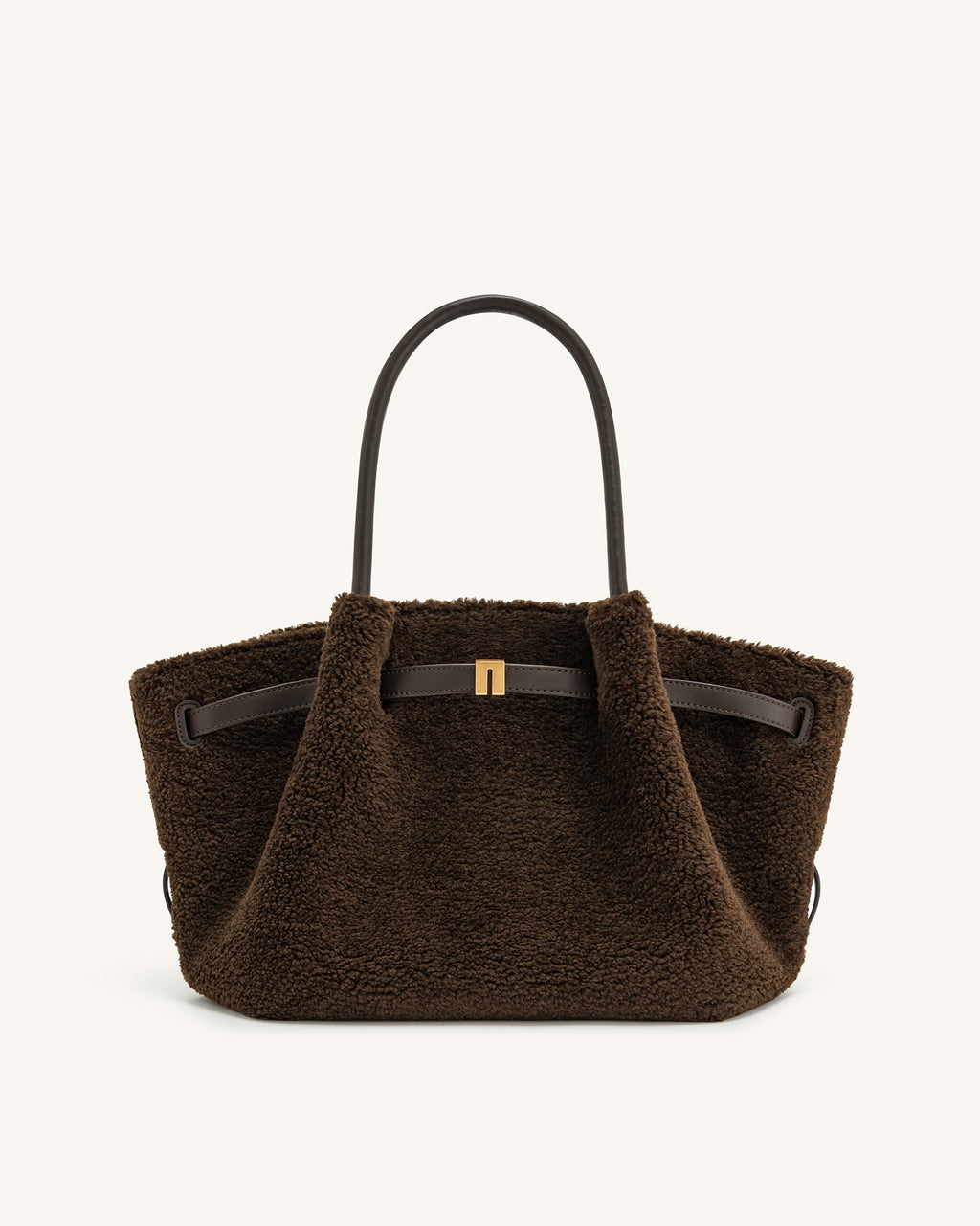 Bolso tote mediano JW PEI Hana de piel sintética color marrón mocha, con diseño elegante y detalles de moda.
