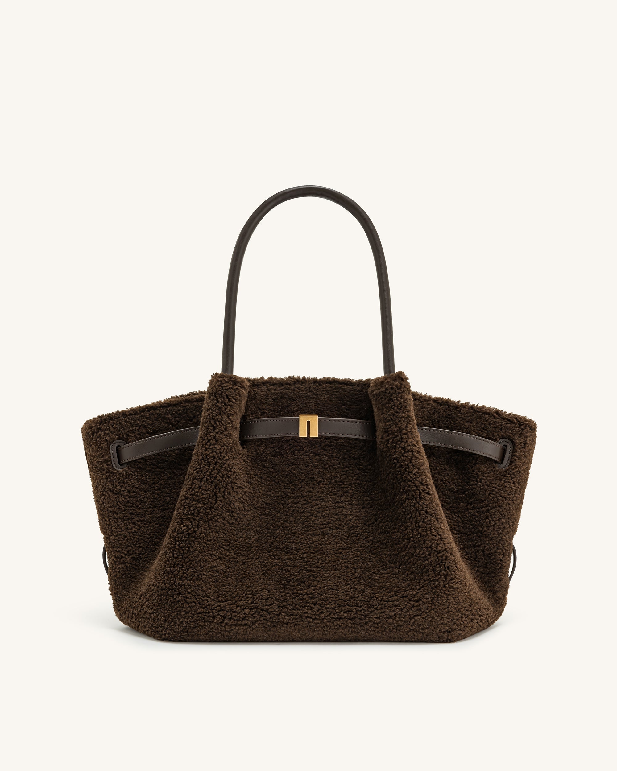 Bolso tote mediano JW PEI Hana de piel sintética color marrón mocha, con diseño elegante y detalles de moda.