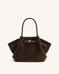 Bolso tote mediano JW PEI Hana de pelo sintético color marrón mocha, vista frontal del diseño elegante y suave.