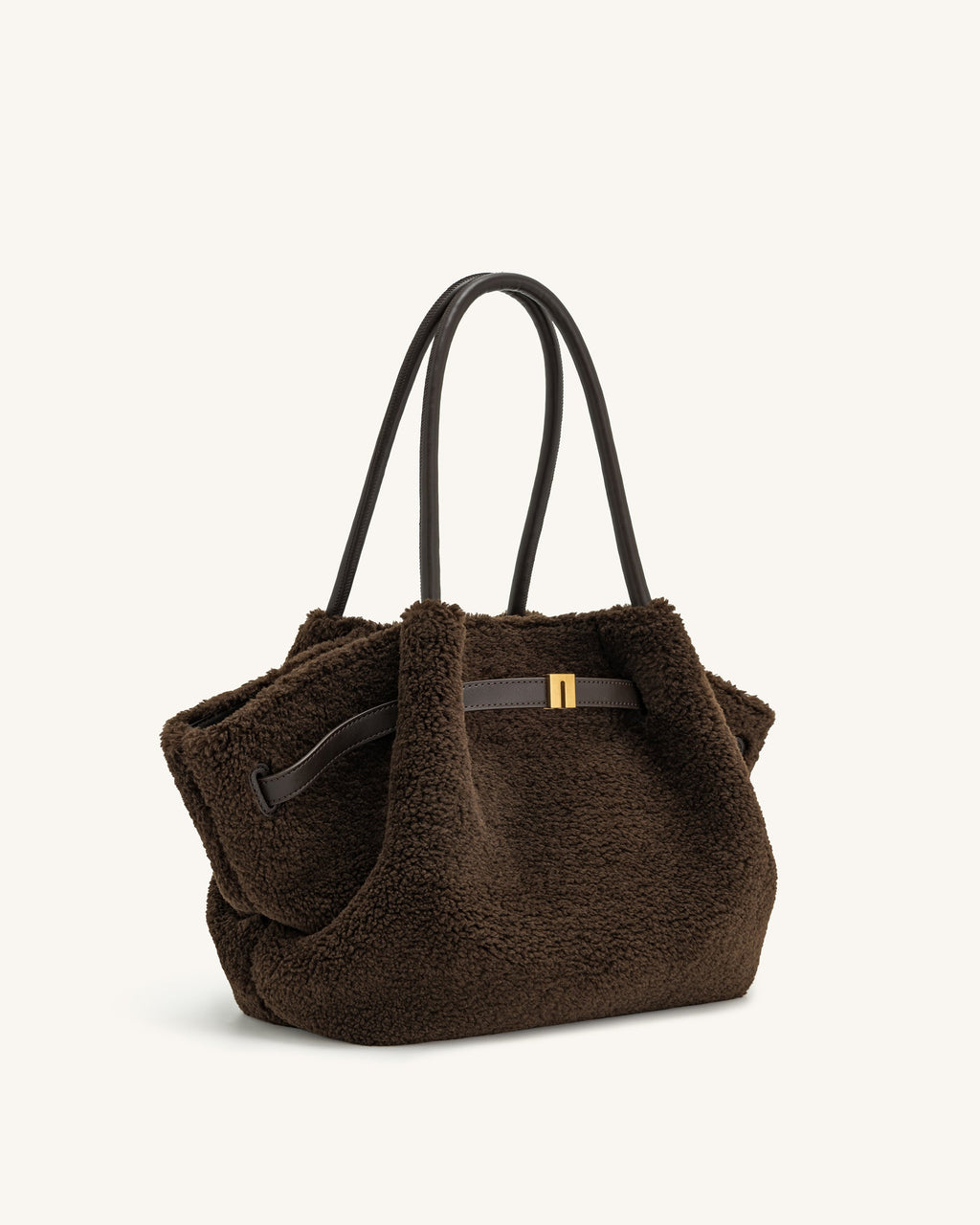 Bolso tote de piel sintética Hana Medium de JW PEI en color marrón mocha, vista lateral con asas y textura suave.