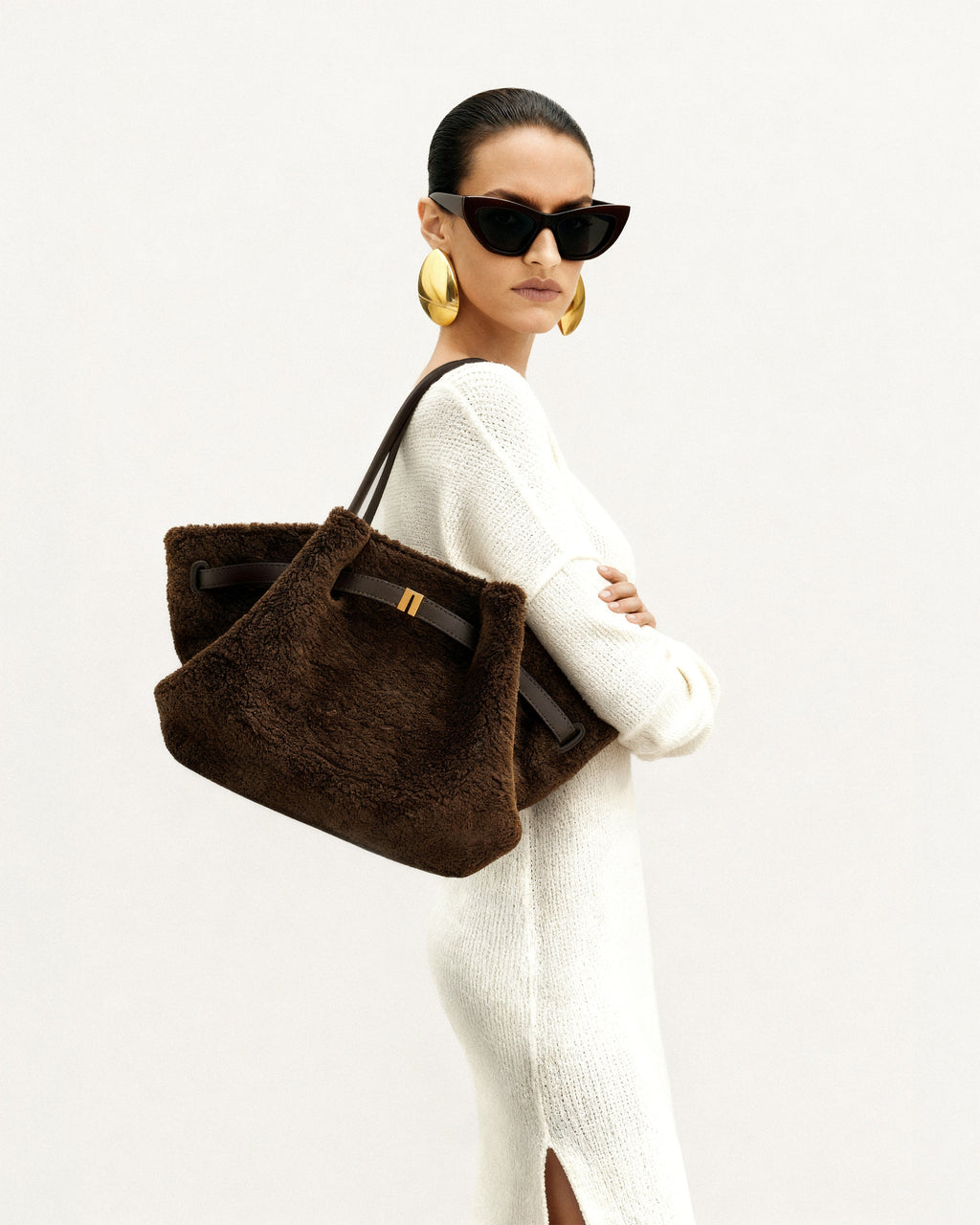 Bolso tote mediano JW PEI Hana de piel sintética en color marrón mocha, con textura suave y diseño elegante.