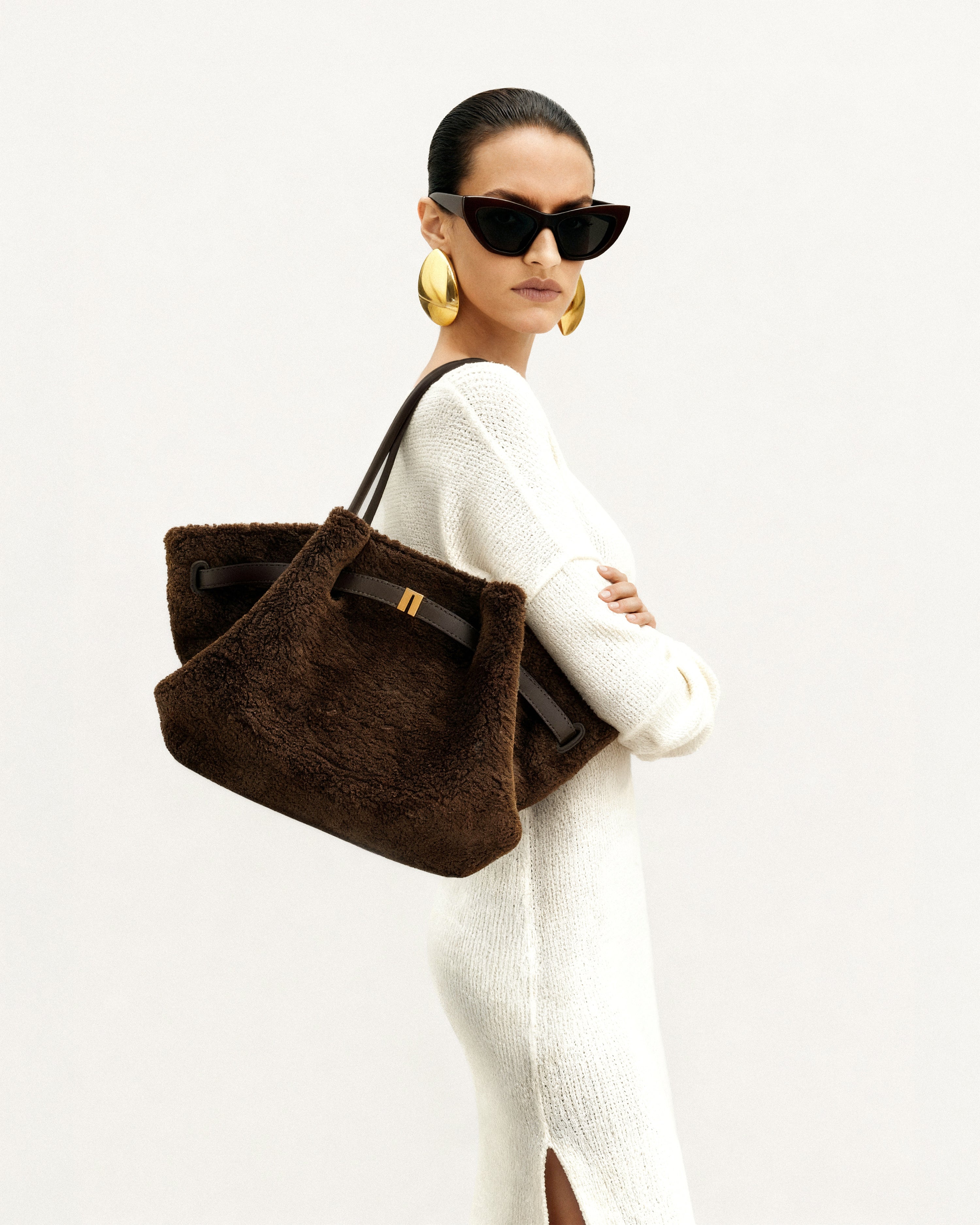 Bolso tote mediano JW PEI Hana de piel sintética en color marrón mocha, con textura suave y diseño elegante.