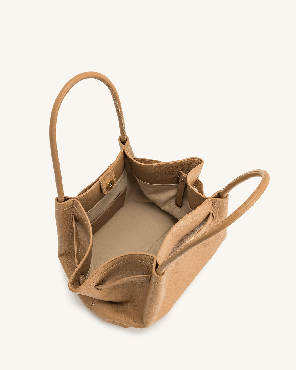 Bolso tote mediano Hana de JW PEI en color latte, vista interior con compartimentos y detalles de la marca.