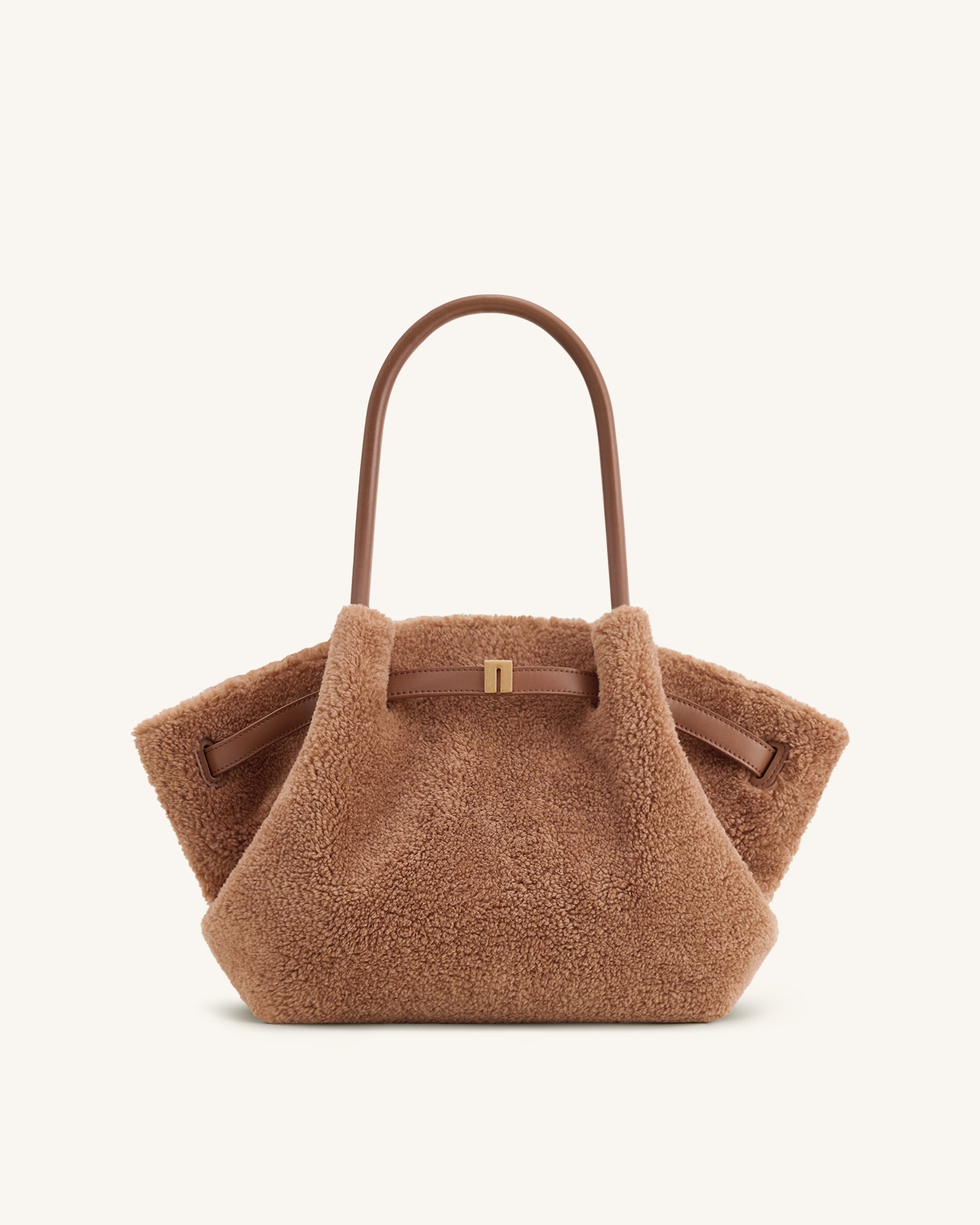 Bolso tote de pelo sintético mediano Hana de JW PEI en color marrón café, con diseño elegante y asa resistente.
