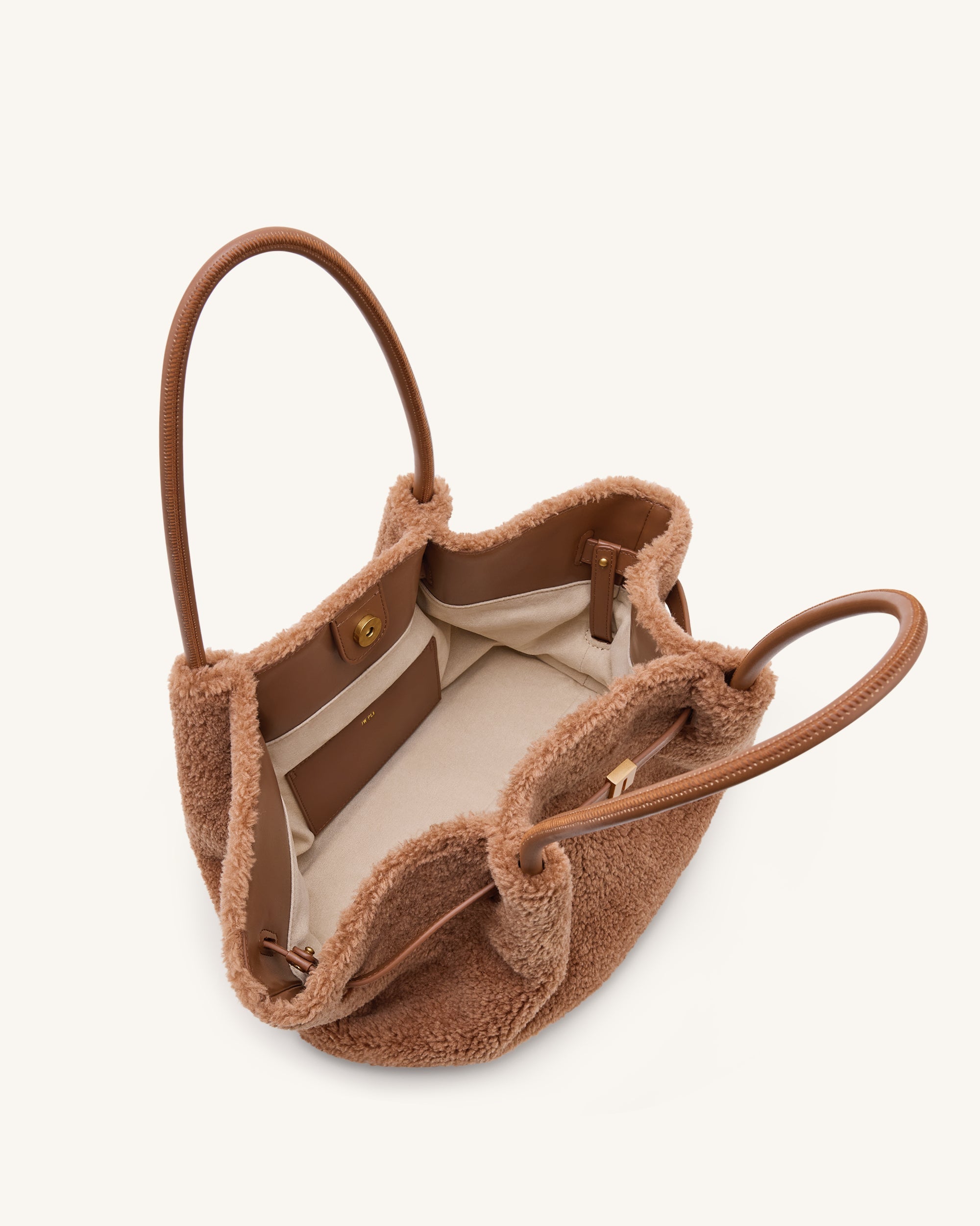 Bolso tote de piel sintética Hana mediana en color marrón café, interior con compartimentos, de la marca JW PEI.