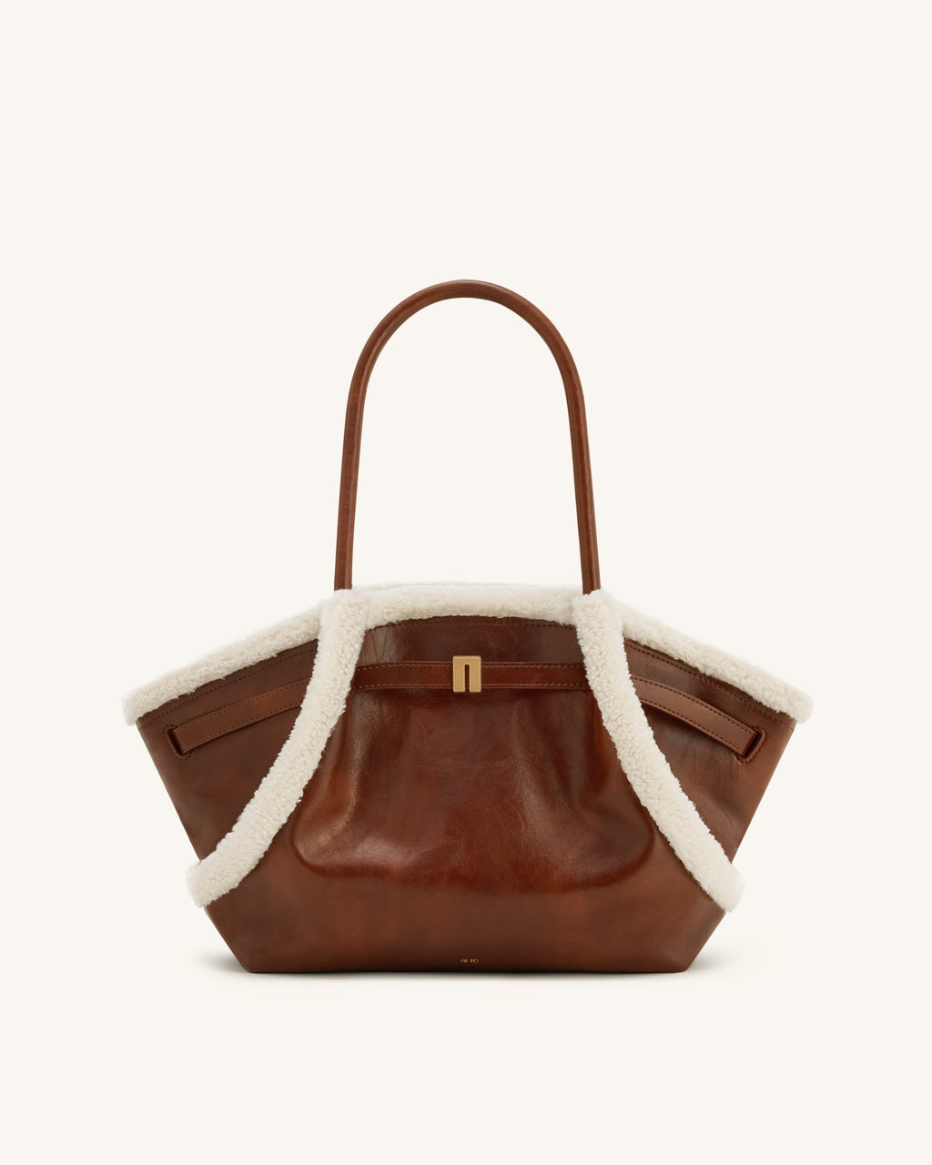 Bolso tote mediano JW PEI Hana con borde de felpa sintética marrón, diseño elegante y espacioso para uso diario.