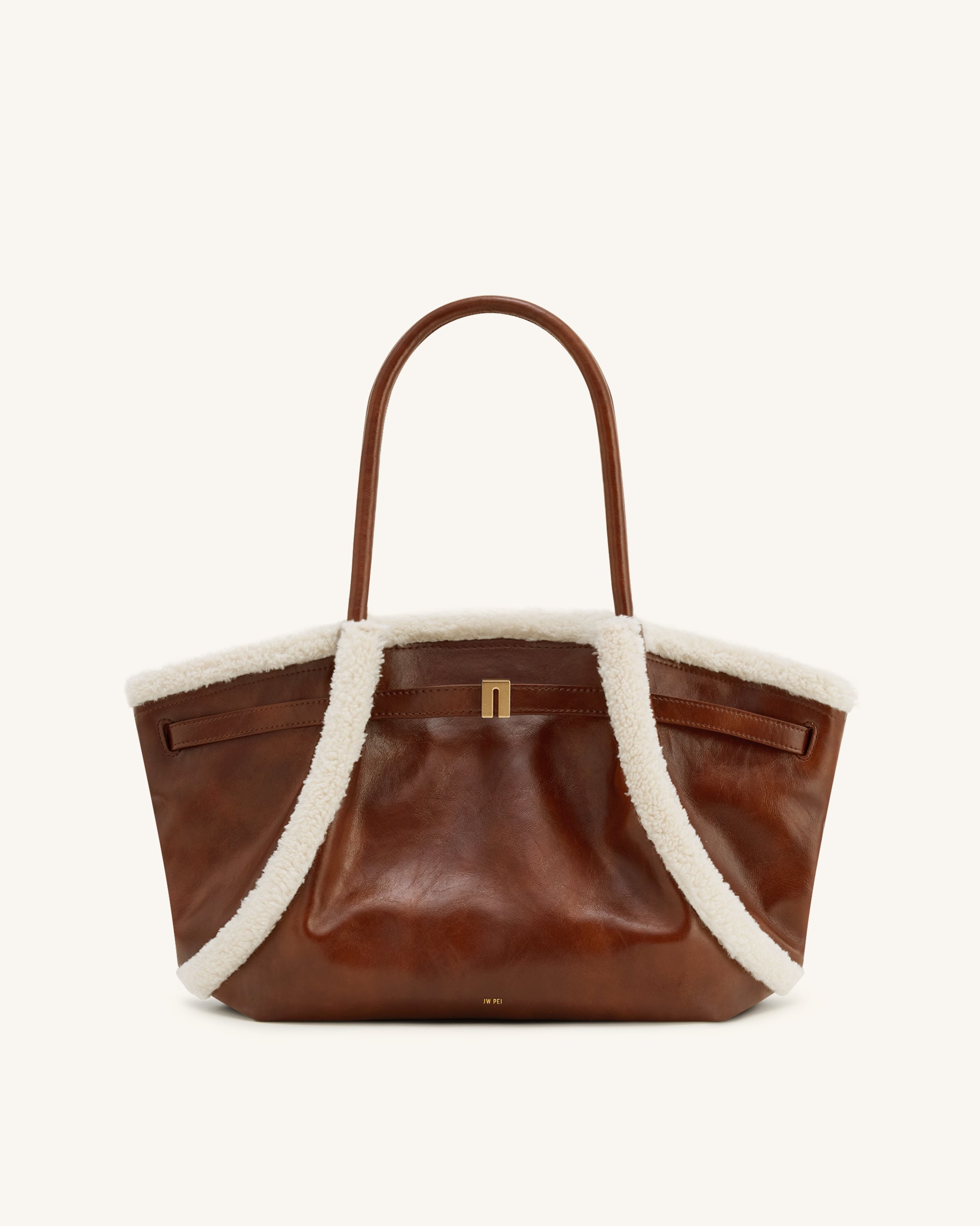 Bolso tote JW PEI Hana mediano de pelaje sintético con borde de borrego en color marrón, vista frontal.