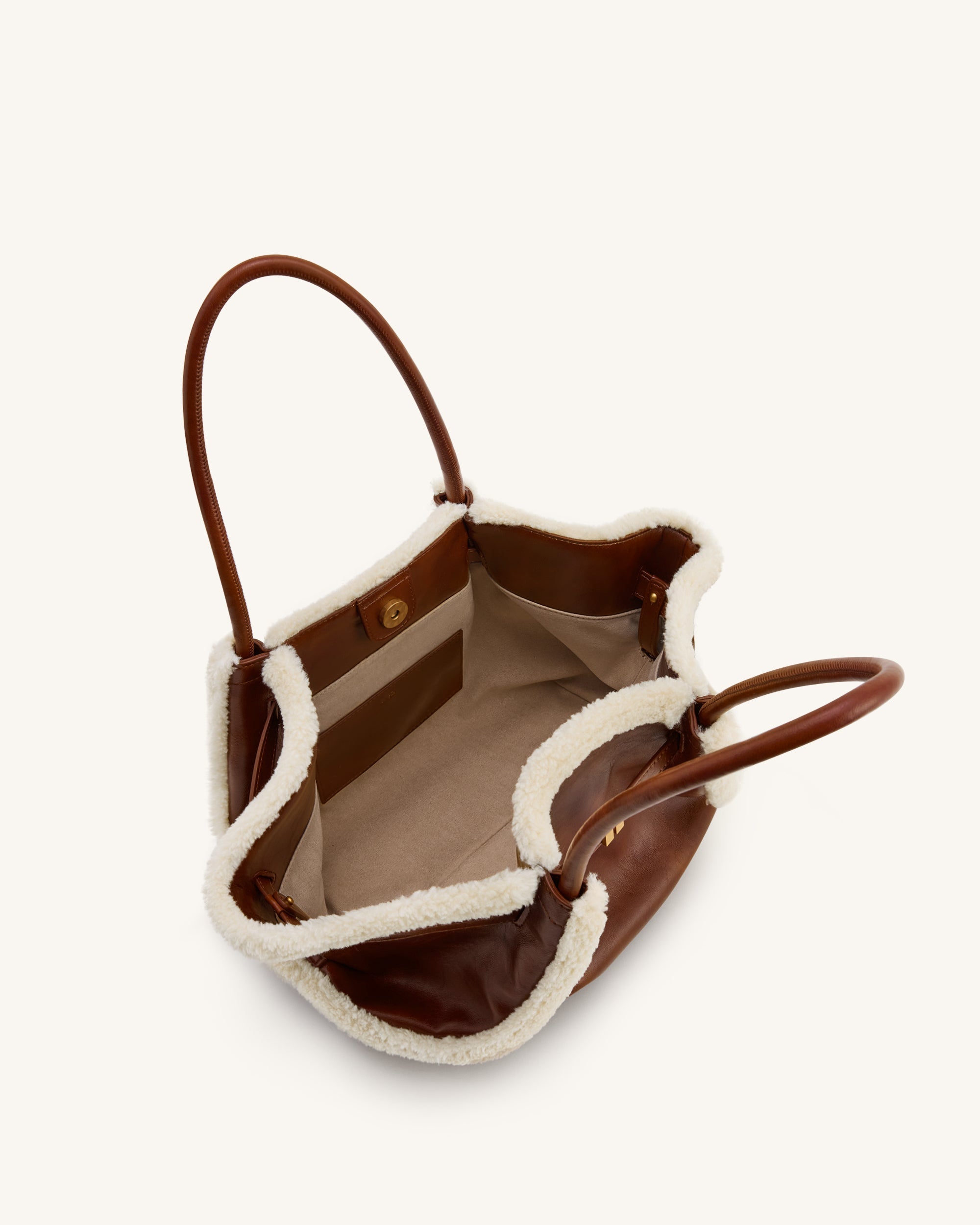 Bolsa tote JW PEI Hana mediana de imitación borrego marrón, con borde de pelo sintético y compartimentos internos.