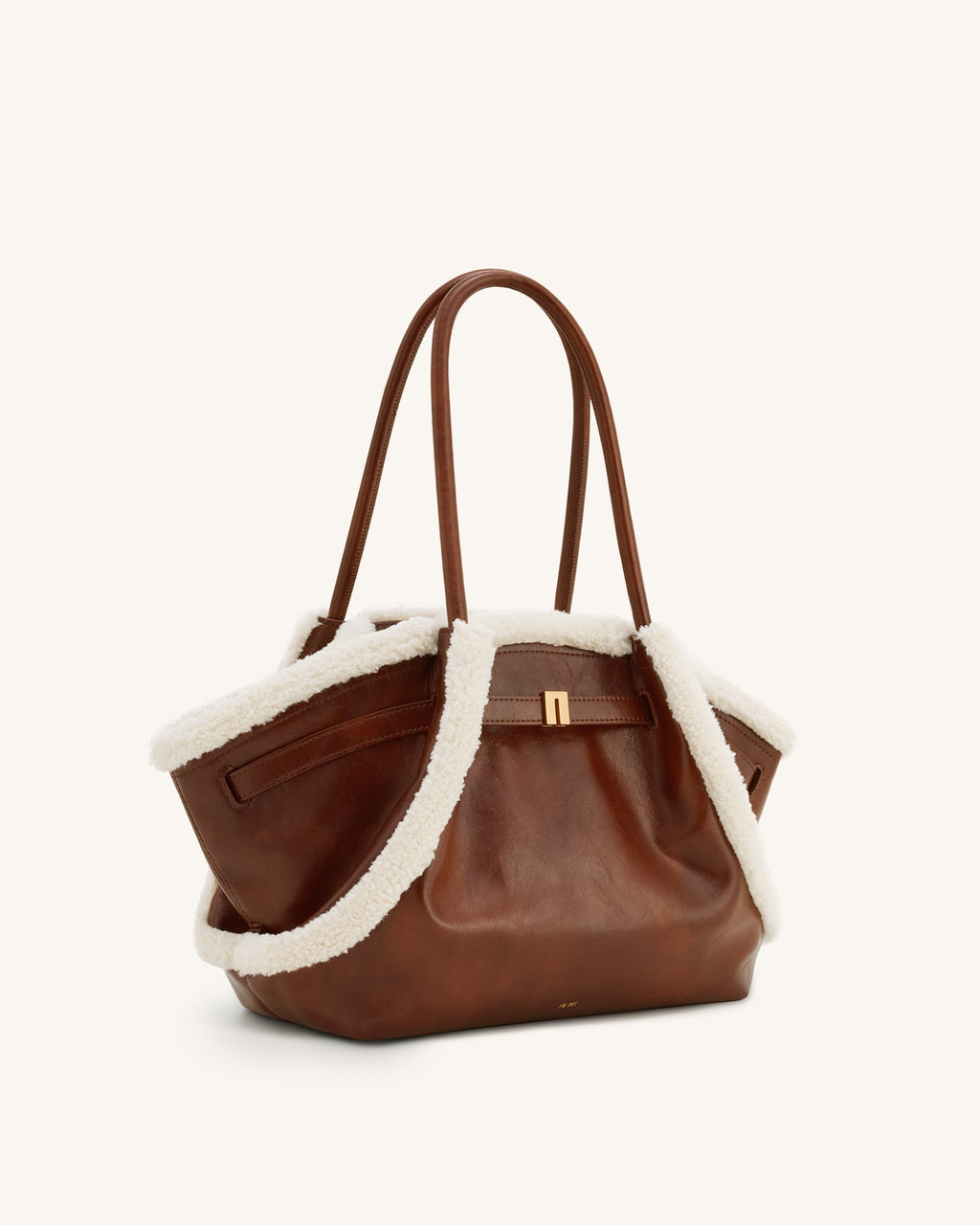 Bolso tote JW PEI Hana Medium con ribete de pelo sintético marrón, vista lateral del diseño con detalles elegantes.