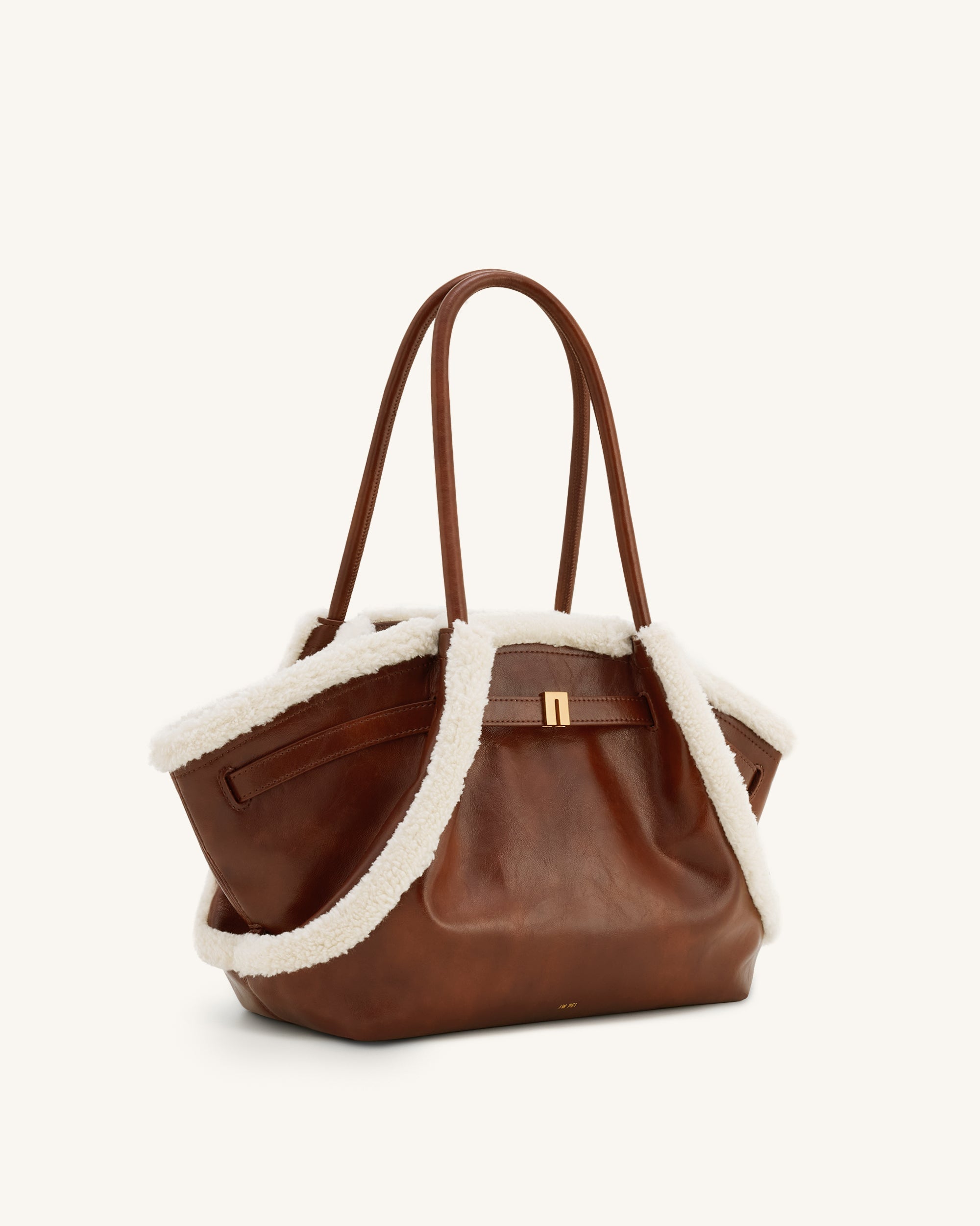 Bolso tote JW PEI Hana Medium con ribete de pelo sintético marrón, vista lateral del diseño con detalles elegantes.
