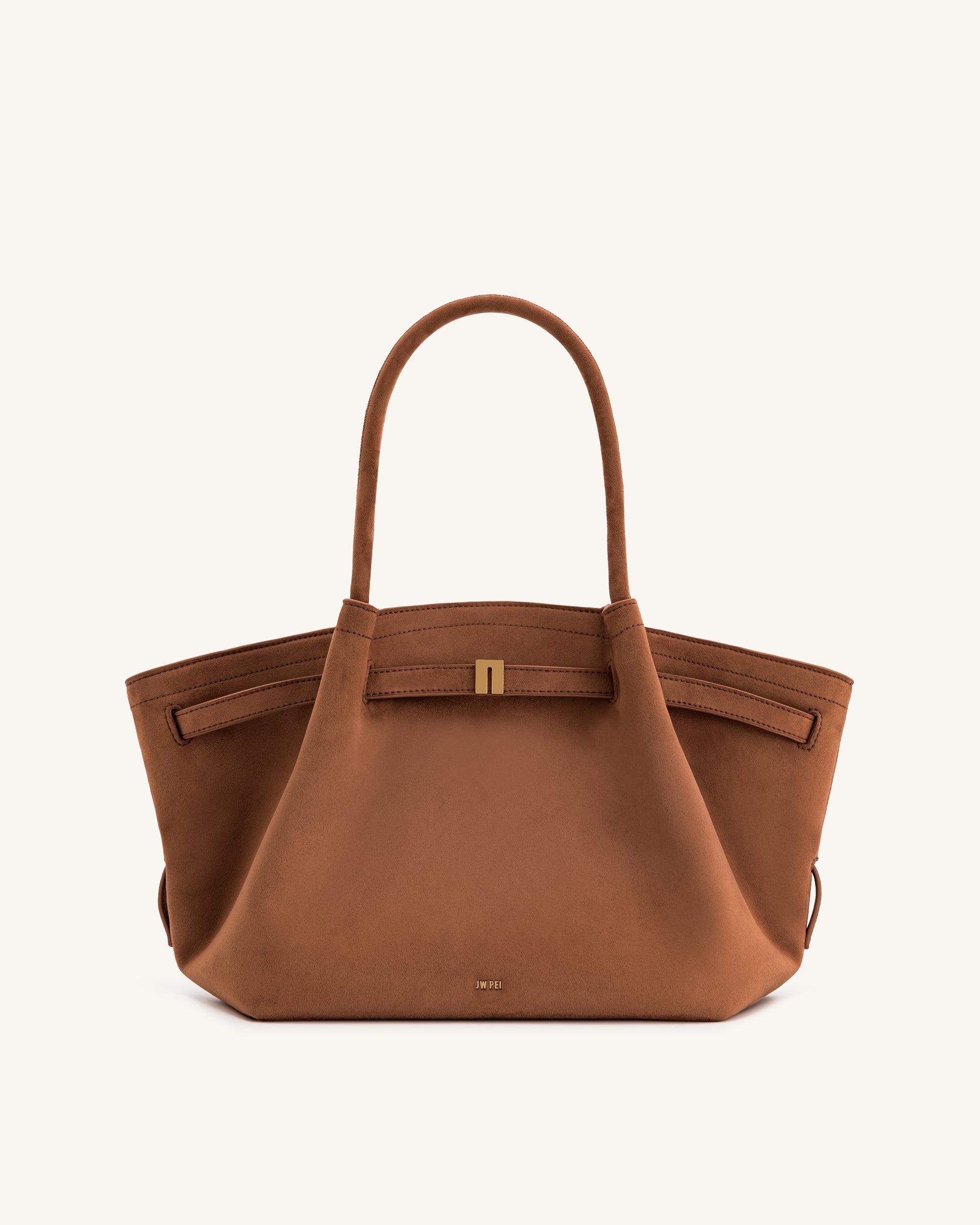 Bolso tote mediano Hana de piel sintética color marrón de JW PEI, vista frontal mostrando su diseño elegante y espacio interior.