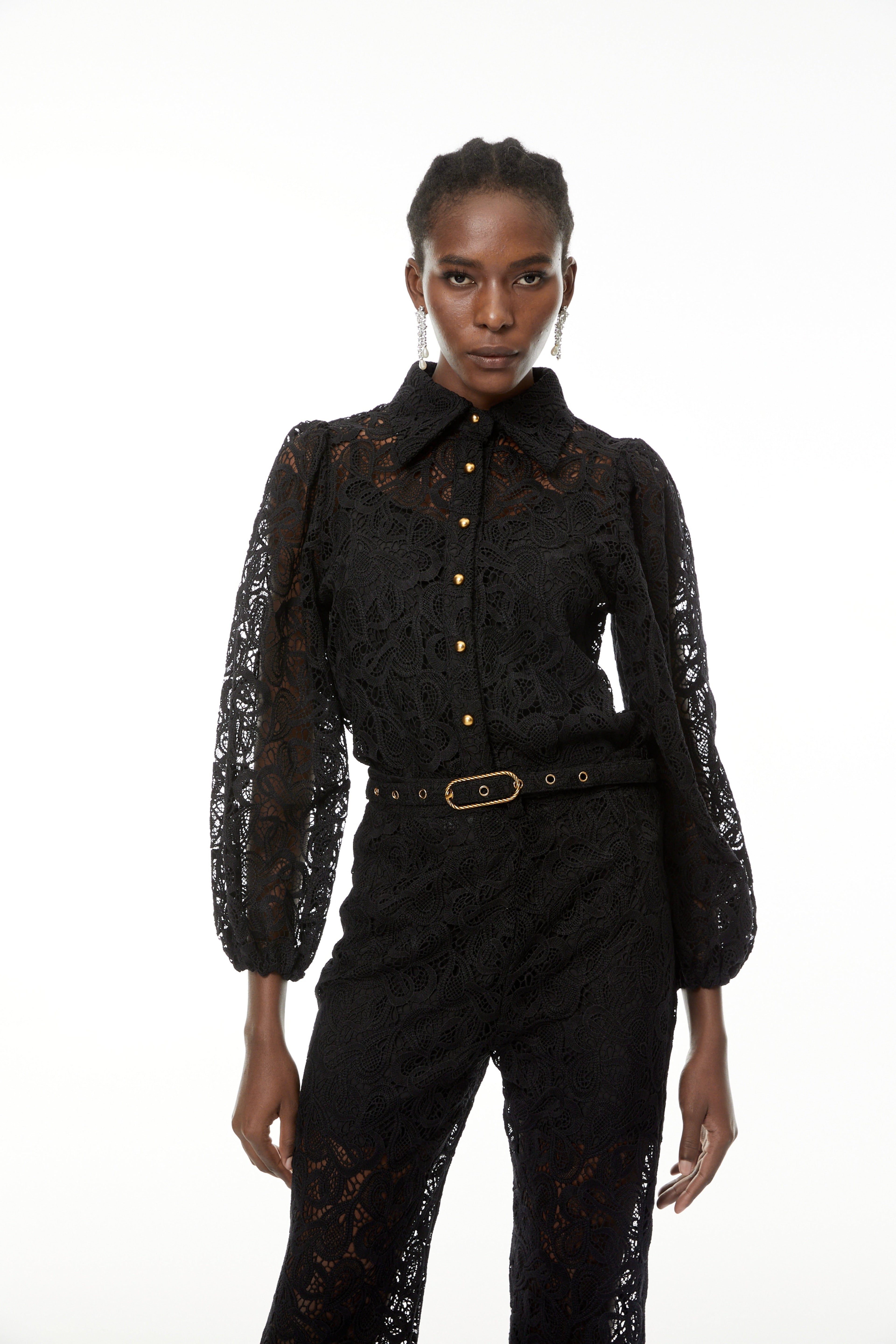 Conjunto de blusa y pantalón con encaje floral negro Jacqueline de MRMelbourne, vista en conjunto.