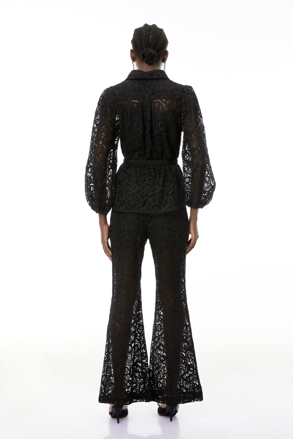 Conjunto de blusa de encaje floral negra y pantalones de MRMelbourne, vista frontal del conjunto completo.